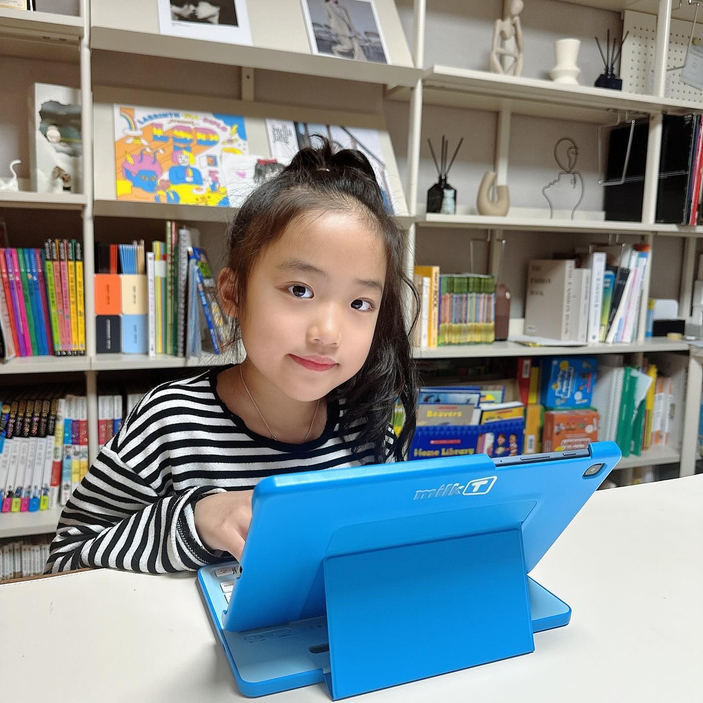 #협찬 #밀크T

하원하고 하루도 빠짐없이
집 앞에서 친구들과 신나게 놀다 들어왔는데
이젠 추워서 바로바로 집에 들어오다 보니
저녁시간이 여유로워  엄마는 좋은데
심심해하는 도연이..

평일에는 도연이가 좋아하는 유튜브를 시청하지 
못하는 관계로 자연스레 밀크티를 펴고
이것저것 활용하는 도연이에요~

오늘은 밀크티 수준별 국어로
어휘력 짱짱으로 
낱말 뜻에 대해 정확히 알아보는 시간과
속담 마무리 톡톡으로 퀴즈도 풀어봤어요

게임처럼 진행되니 지루하지 않아
아이가 재미있게 학습하는 거 같아요

지금 정회원 친구 추천 시 상품권 증정
이벤트도 있으니
밀크티가 궁금하신분등 무료체험 해보시면 좋을거 같아요

 #밀크T초등 #초등학습지 #엄마표놀이 #초등인강
#AI학습 #문해력 #초등학생 #한글공부 #전자도서관 #독서교육