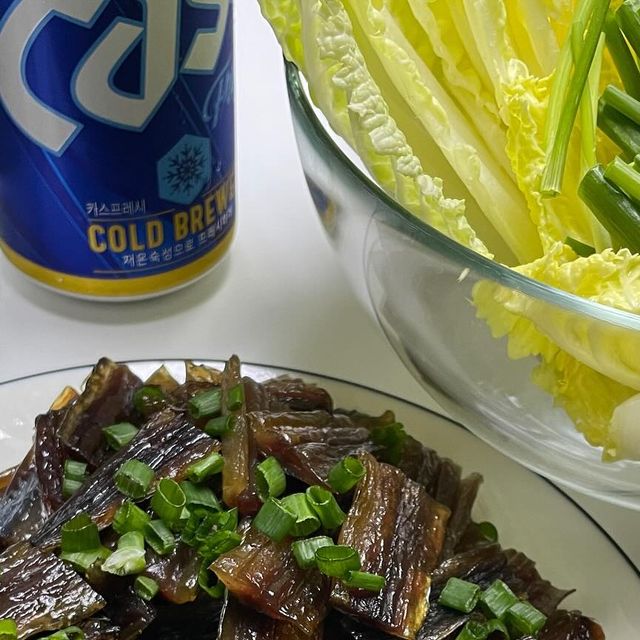 쑤야 on Instagram: "구룡포덕장에서 해풍에 말린 고소, 쫄깃한 단골과메기🤎 포항1등 단골과메기는 당일작업, 당일배송으로 신선한 야채를 깨끗히 손질은 물론 아낌없이 가득가득 보내주