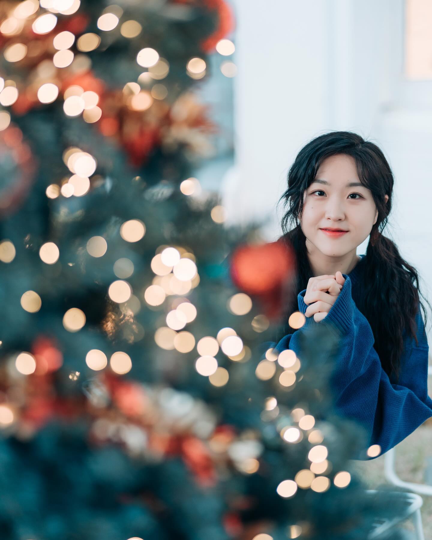 [마1:18-25, 새번역]
18 예수 그리스도의 태어나심은 이러하다. 그의 어머니 마리아가 요셉과 약혼하고 나서, 같이 살기 전에, 마리아가 성령으로 잉태한 사실이 드러났다.
19 마리아의 남편 요셉은 의로운 사람이라서 약혼자에게 부끄러움을 주지 않으려고, 가만히 파혼하려 하였다.
20 요셉이 이렇게 생각하고 있는데, 주님의 천사가 꿈에 그에게 나타나서 말하였다. "다윗의 자손 요셉아, 두려워하지 말고, 마리아를 네 아내로 맞아 들여라. 그 태중에 있는 아기는 성령으로 말미암은 것이다.
21 마리아가 아들을 낳을 것이니, 너는 그 이름을 예수라고 하여라. 그가 자기 백성을 그들의 죄에서 구원하실 것이다."
22 이 모든 일이 일어난 것은, 주님께서 예언자를 시켜서 이르시기를,
23 "보아라, 동정녀가 잉태하여 아들을 낳을 것이니, 그의 이름을 임마누엘이라고 할 것이다" 하신 말씀을 이루려고 하신 것이다. (임마누엘은 번역하면 '하나님이 우리와 함께 계시다'는 뜻이다.)
24 요셉은 잠에서 깨어 일어나서, 주님의 천사가 말한 대로, 마리아를 아내로 맞아들였다.
25 그러나 아들을 낳을 때까지는 아내와 잠자리를 같이하지 않았다. 아들이 태어나니, 요셉은 그 이름을 예수라고 하였다.

[Matthew 1:18-25, NIV]
18 This is how the birth of Jesus the Messiah came about: His mother Mary was pledged to be married to Joseph, but before they came together, she was found to be pregnant through the Holy Spirit.
19 Because Joseph her husband was faithful to the law, and yet did not want to expose her to public disgrace, he had in mind to divorce her quietly.
20 But after he had considered this, an angel of the Lord appeared to him in a dream and said, "Joseph son of David, do not be afraid to take Mary home as your wife, because what is conceived in her is from the Holy Spirit.
21 She will give birth to a son, and you are to give him the name Jesus, because he will save his people from their sins."
22 All this took place to fulfill what the Lord had said through the prophet:
23 "The virgin will conceive and give birth to a son, and they will call him Immanuel" (which means "God with us").
24 When Joseph woke up, he did what the angel of the Lord had commanded him and took Mary home as his wife.
25 But he did not consummate their marriage until she gave birth to a son. And he gave him the name Jesus.