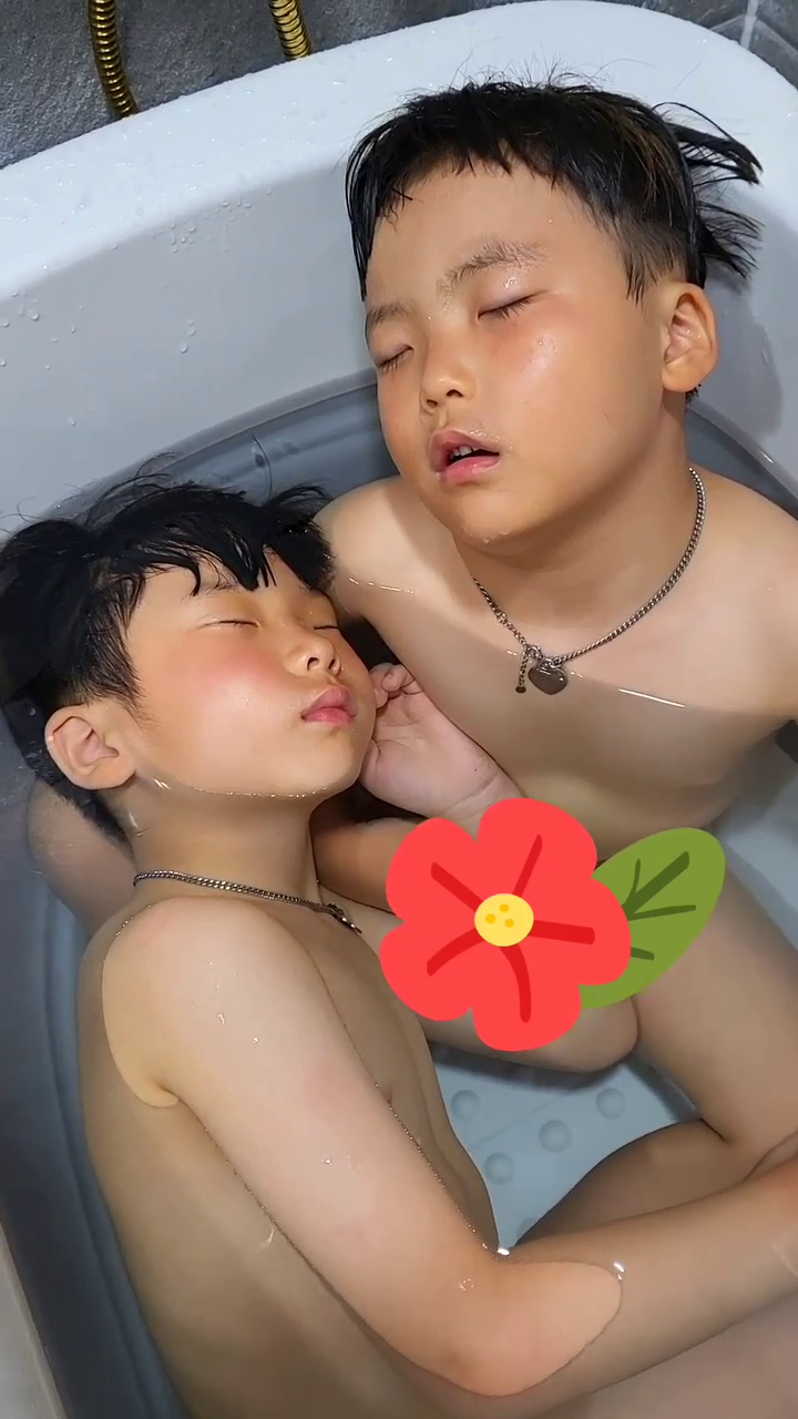 물놀이터에서 5시간 놀고온 아이들의 최후
목욕한다고 들어간 애들이 조용해서 들어가보니
둘이서 저러고 잠들었음ㅋㅋㄲㅋㅋㅋㅋ너희 대단하다;;;

#아들스타그램 #투아들맘 #육아소통 #일상공유 #방학언제끝나 #육아선팔 #육아스타그램 #육아일상 #맞팔 #선팔하면맞팔 #좋반 #좋테 #좋아요그램 #좋반테러 #선팔하면맞팔가요 #선팔환영 #인친 #인친환영 #fff #f4f #lll #l4l #좋아요봇