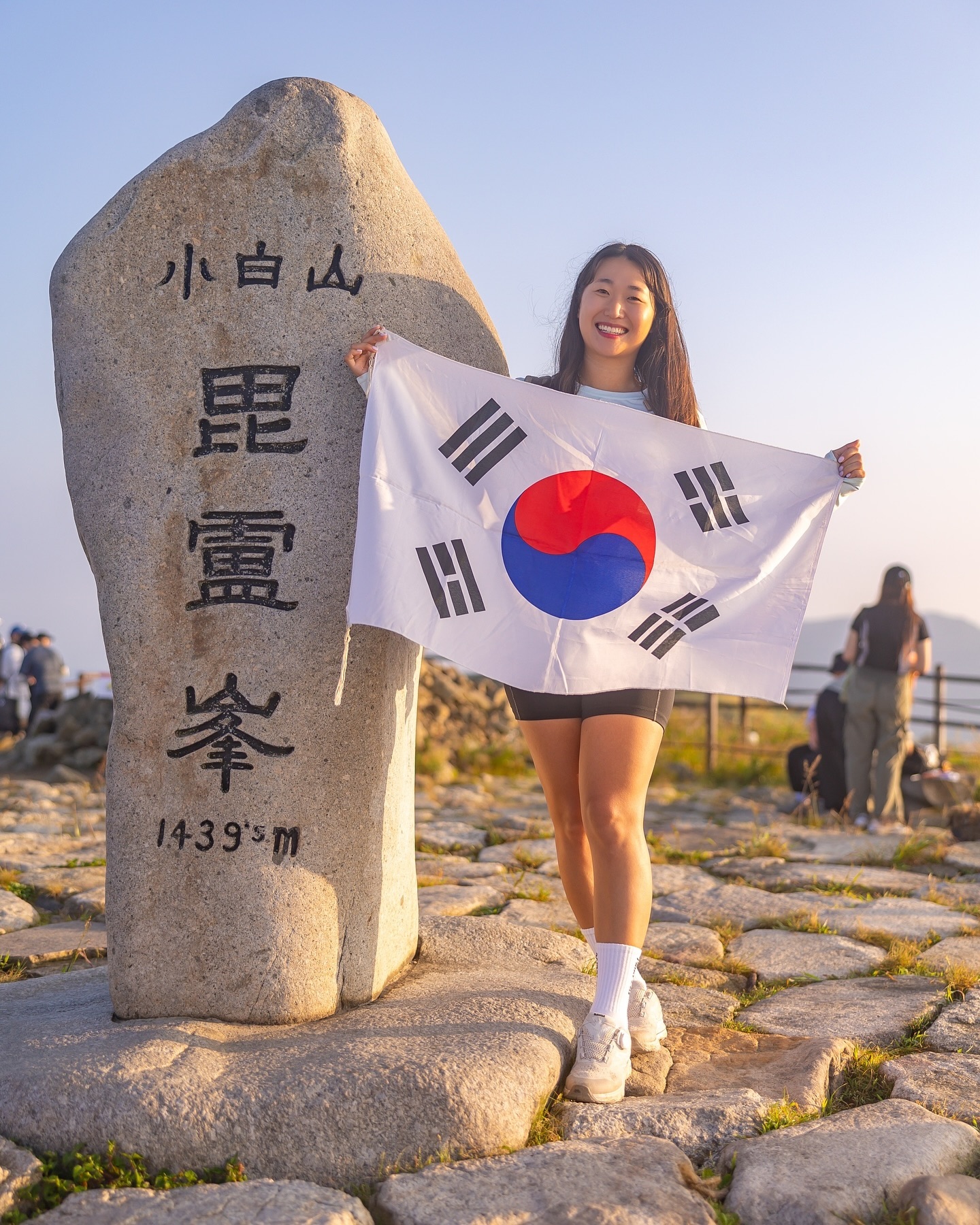 815 맞이 소백산 산행 완료🇰🇷❤️

역대급 운해와 일출을 보여준 소백산을 다녀왔습니다🏔️💚

소백산은 탁트인 전경으로 바람이 심해
운해 보기가 힘든 산이라고 하는데,
정말 선물같은 그림을 보고 올라가며 힘들었던 마음 전부 치유 완✨

함께 해주신 모든 분들 감사합니다🫶🏻

📸 hiker_chooxi 
🇰🇷 pairplay_official 

🏔️ 소백산 비로봉 1439m
🚩 어의곡탐방지원센터 - 정상(비로봉) - 천동삼거리 - 천동쉼터 - 천동탐방지원센터 - 다리안관광지 주차장 
⏰ 13km, 6시간 43분 소요 

#소백산 #소백산일출 #소백산비로봉 #소백산운해 #소백산운해일출 #소백산국립공원