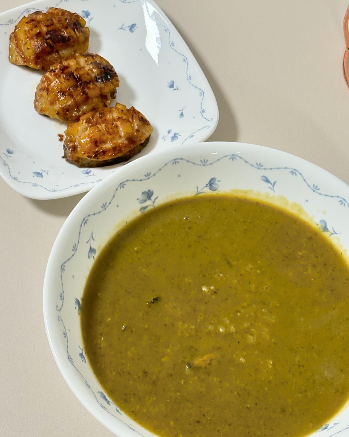 보기만해도 진하고 고소한 전복죽광고🥣

부산에서 줄서서 먹는다는 ’일광소나무집‘ 전복죽!🌱

시그니처 메뉴를 ’밀키트 냉동식품‘으로 만들어서
수도권이나 집에서도 즐길 수 있게 만들었다고 한다!

다시마, 보리 누룽지를 넣고 끓였다더니
전복 맛이 더욱 진하고 구수한 향이 났고

그냥 쌀알만 있는 전복죽만 있는게 아니라
국내산 전복 슬라이스도 들어 있어서 알차게 느껴졌다

진한 바다향 느껴보고 싶은 분이라면 츄라이~ 엔조이~
나는 전복버터구이랑 함께 즐겨봄🎍

한팩이 1.5인분이라고 하는데 두명이서 먹기에도 충분했던 거 같음

전복온담🌲
https://smartstore.naver.com/jeonbogondam/products/8626353853

#일광소나무집 #전북온담 #부산전복죽 #부산전복버터구이
#전복죽밀키트 #전복밀키트 #전복죽맛집 #전복죽맛있는곳