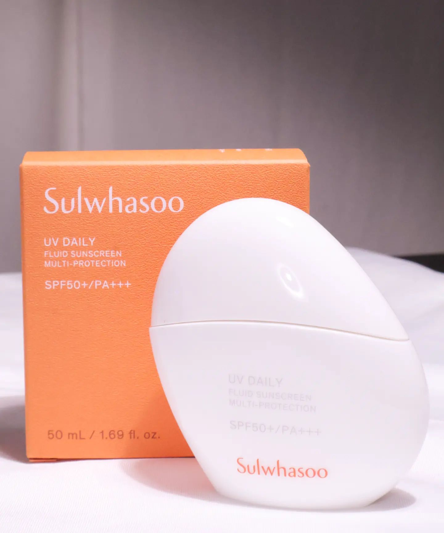 #제품제공 sulwhasoo.official 

아니이거 지이이이인짜 좋은데 담당자님께 미리 사죄 드리자면.... 리뷰의무없는 단순 제공이라 이 좋은걸 미루고 미뤄버렸습니다.... 일케 좋은건 빨리빨리 자랑했어야하는데 촤핫...

올여름 제일 야무지게 쓴 자외선차단제 1위임 진짜로...

어느정도냐면 처음에 저 한장 찍어두고 음 일단 써보고 좋으면 야외에서 한장 더 찍어야지~ 하다가... 촤핫... 저는 참된 인스타꾼이 못되나봐욜.... 놀러가서 노느라바빠서 제품 사진 찍을 생각은 전혀 못하고 아주 탈탈 털어 다써버렸습니다 촤핫....^^ㅎ

증말로 올여름 베트남에서도 쓰고 워터파크, 홍콩, 바다, 계곡 할거없이 놀러갈때 무조건 가져가서 매일 쓴.... 안놀러갈땐 닳는게 아까워서 못쓰고 다른거 씀...

진짜 항상 강조하는 선크림 고르는 줏대... 노백탁 노밀림 당연하고 다음 베이스단계(파데 등등)에 악영향을 끼치지 않는... 그게 바로 이거.... 그런데 거기에 방수가 된다고? 하 나는 미쳐버려.....

진짜 이거 진짜로 정말로 정말정말로 좋아요.
다른건몰라도 방수되는 자외선차단제 중에는 최고라고 자신해....
미끄덩거리는 느낌도 하나도 없고 진짜 안바른듯 빠르게 쏙 흡수되는.. 하 말해뭐해 그냥 제발 여름 선크림은 이거...

#상백선플루이드 #선크림추천 #자외선차단제추천 #자외선차단 #올리브영선크림 #워터프루프선크림