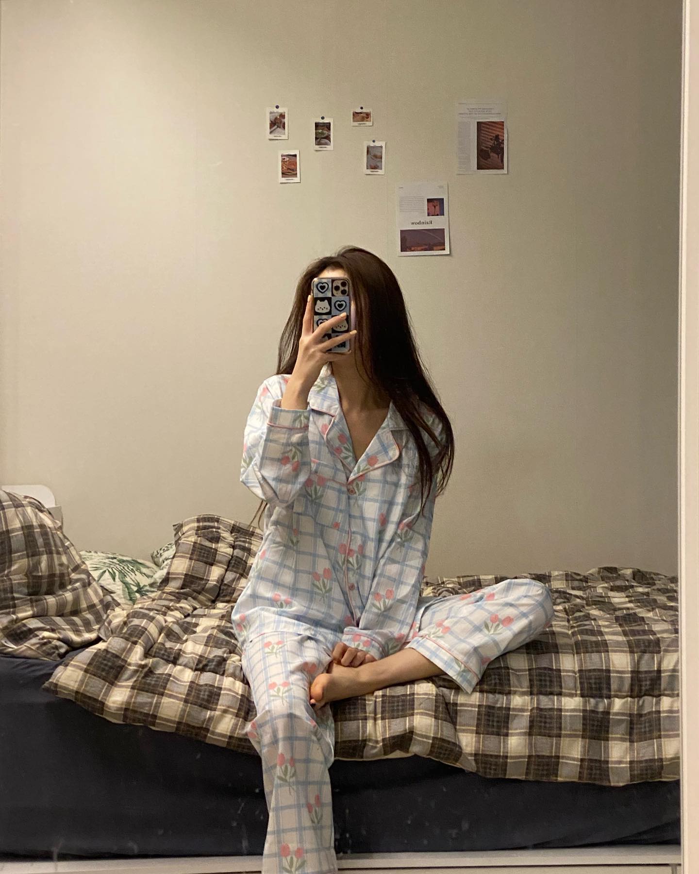 나랑 #파자마파티 해조 여러분,,🛌❤️
 
#도로시와 브랜드는?
- 속옷맛집 ⭕️
- 속옷만 맛집 ❌
- 속옷도 맛집 #파자마 도 맛집 ⭕️
 
요즘 내 드레스룸 한 쪽엔 #잠옷 라인에 한가득인데 그 중 #도로시와홈에어 절 반 이상인 듯ㅎㅎ...👉🏻👈🏻
 
까끌거림 1도 없고 잘 빠진 색감에 요즘 인기있는 디자인부터 독특한 디자인까지 많아 골라 입기 너무 좋앗,,🧡
 
👘핑크로즈 체크 파자마
 👉🏻http://bit.ly/3EKEycG
.
.
.
.
.
 #dorosiwa #도로시와파트너 #파자마도로시와 #파자마세트  #핑크로즈체크파자마
