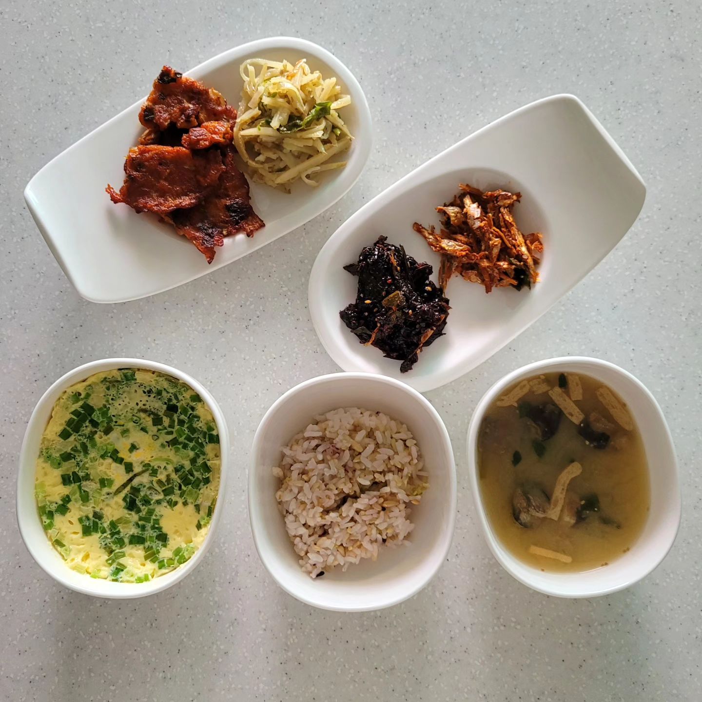 #직장인집밥

쪽파 가득 계란찜
잡곡밥
미소국 mujikr 
김치전
감자채볶음
김무침
엄마표 멸치무침

#직장인 #집밥 #밑반찬 #6첩반상

1인 가구에 드문 밑반찬 풍성한 날, 내 입에 맛난 애들만 있으니 흥분을 해 안해 하지 😤 찐한 김치전 공장 잠시 가동하고, 냉털해서 무쳐 볶아 쪄 휘휘 저어 앵앵 바쁨 후 뜨근하게 먹으니 완전 행뽀옥. 

멸치볶음도 좋아하지만 멸치무침은 사랑한다 사람

#계란찜 #미소국 #김치전 #해물김치전 #감자채볶음 #김무침 #멸치무침 #엄마최고