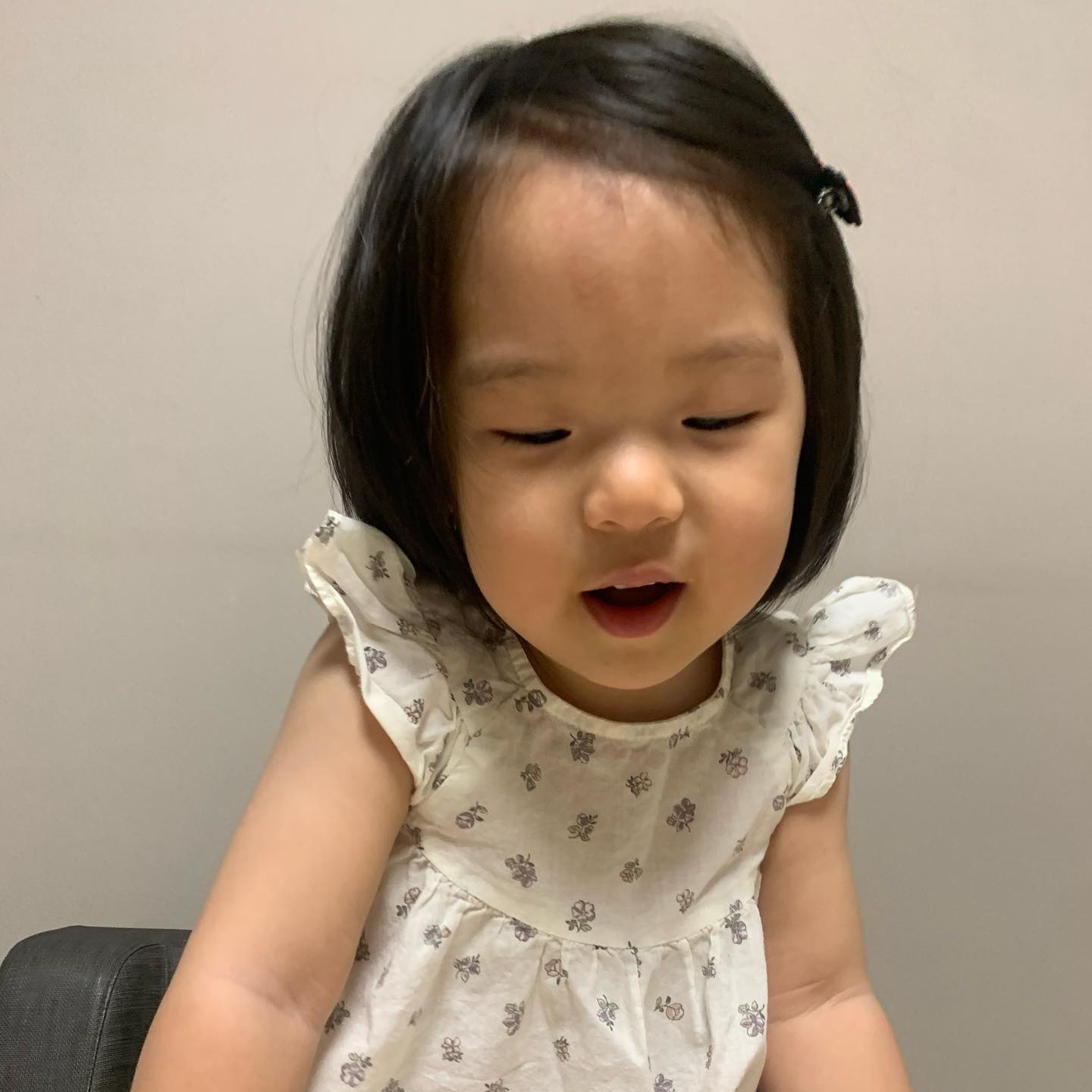 어이없는 가스나..
머리는 니가 잘라놓고
왜 나보고 밉다 그러냐

주말부터 자기전엔 꼭 하는 말
(할머니에게 찰싹 달라붙어서..)
#엄마미워 #엄마싫어 🥹

내 머리 자르는거 보고 호연이는 집에 있는
가위들(손톱가위까지) 다 숨김,, 엄마 머리 없어지면
못생겨진다고 ㅋㅋㅋㅋㅋㅋㅋㅋㅋ