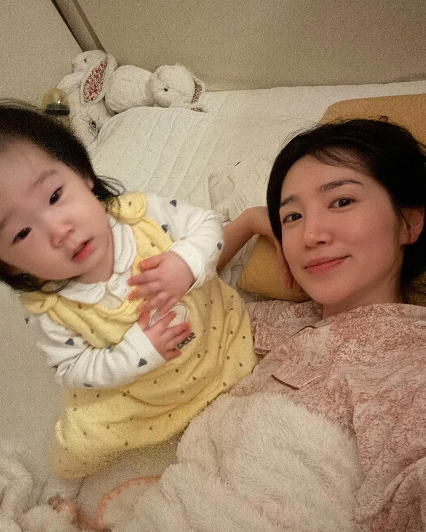 D+328 곧 11개월의 수아🩷
수아진짜 많이컸죠~?
매일보는데도 하루하루 자라는게 보이는데
오랜만피드로 올리니 전피드에비해 훌쩍큰느낌!

태어났을때부터 신생아시절엔 빼박 아빠였는데 
요즘엔 둘이나가면 엄마닮았단말도 종종들어요?
아빠 많이닮았지만 전체적으로 엄마분위기, 느낌도 있다고
말씀해주시더라구요..? 😆

아흑 근데 닮은거랑 별개로 아가가 점점 더 예뻐지네요 ( ᵒ̴̶̷̥́ ·̫ ᵒ̴̶̷̣̥̀ )
엄빠는 애교 1도없는데 수아는 파워애교쟁이에
우리집 깜찍이 담당이에요… 이건 누구닮은걸까요???😍

#11개월아기 곧 #돌아기
#흑토끼띠아기 #육아스타그램