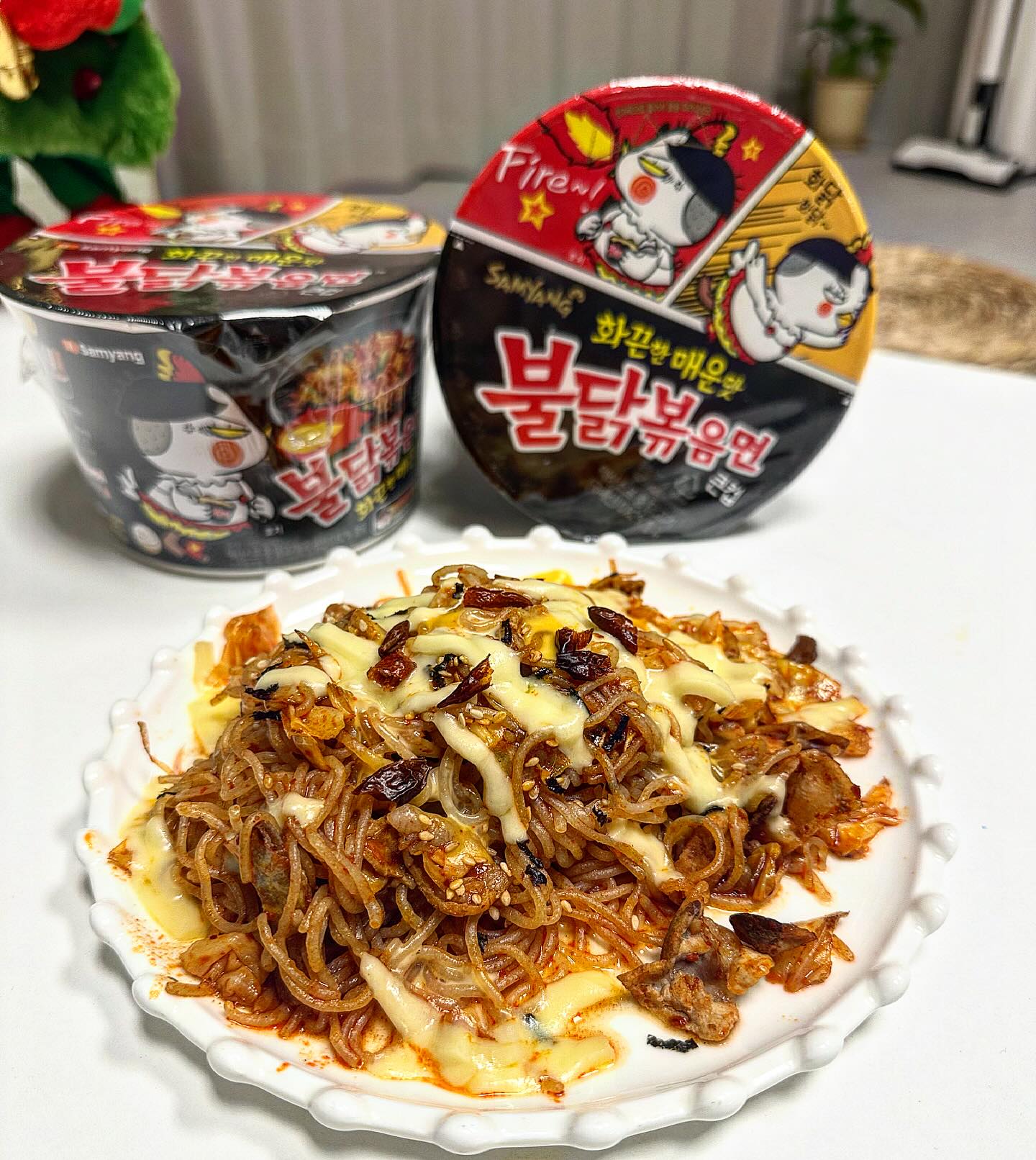 #협찬 불닭곤약면으로 가볍게 즐기는 매운맛🌶️
어떻게 먹어도 맛있는 불닭볶음면❤️
세계인의 핫푸드가 되어가고 있는데여
물 들어올때 모터 달아서 달리는 삼양!
이제는 함께 즐길 수 있는 불닭게임까지 진출해서
불닭빙고 게임을 만들었다고 하네요! 

🌟불닭빙고 하는 법🌟
1. 테이블 위에 3x3 빙고판을 그린다
2. 불닭볶음면과 까르보불닭볶음면을 9개씩 나눠 가진다
3. 불닭소스로 플립을 시도해서 성공할때마다 빙고판을 채운다
4. 상대방이 컵을 높은 자리에 내 컵을 놓아 상대방 컵을 밖으로 밀어낼 수 있다
5. 시간내에 빙고 한줄을 먼저 완성하면 승리! 

유투브에서 저도 봤는데 연말에 친구들이랑
한판 하고 불닭 끼리기(?) 대결도 하면 좋을거같아용😉
모두 불닭과 함께 즐거운 연말 보내세요💛

 #PlayBuldak #플레이불닭 #불닭게임 #불닭 #buldak #불닭빙고 #불닭볶음면 #불닭소스 #buldakgame #game #게임콘텐츠 #게임