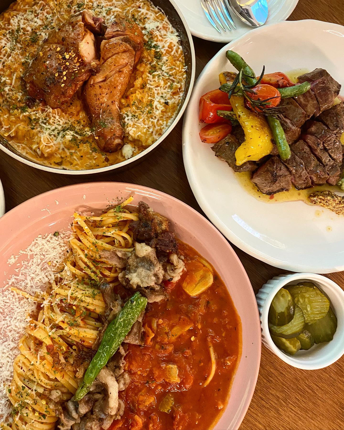 📍오스스
👉부챗살 스테이크, 스파이시 치킨 리조또, 아마트리치아나, 사이다, 시즌에이드👈

12월 당일치기로 포천 여행 갔을 때 방문했던 오스스😋
즉흥으로 바로 찾아서 갔는데 너무너무 만족햇던 곳이었어요!
사람은 2명이었지만 배는 엄청 고파서 그냥 3가지 메뉴 시켜버린 우리,,🤭
먼저 아마트리치아나는 토마토 파스타인데 우삼겹, 치즈로 고소함을 더해 더 맛있었어요😘
치킨 리조또는 로제 느낌의 리조또에 닭다리가 통으로 올라가있는데 닭다리도 양념이 잘 되어있어 비주얼만큼 맛도 대박😍
스테이크는 뭐...말해 뭐해요🤭
리조또하고 먹어도 굿, 파스타하고 먹어도 굿👍
거기에 입가심으로 음료까지 마시면 완벽 그 잡채입니다❤️
(에이드는.. 시즌 에이드인데 제 기억으로는 청귤에이드였던 것 같기도 해요..?! 암튼 존맛이었음😆)
둘이서 남은 양념까지 싹싹 긁어먹고 만족하게 나온 오스스
분위기도 왕 좋은데 맛도 왕 좋으니까 왕추천합니다😊
.
.
.
#오스스 #포천 #포천맛집 #포천카페 #포천여행 #포천가볼만한곳 #포천맛집추천 #양식 #분위기맛집 #데이트맛집 #데이트맛집추천 #포천데이트 #포천데이트코스 #포천데이트맛집 #포천여행코스 #포천나들이 #먹스타 #맛스타 #맛스타그램 #먹스타그램 #오늘뭐먹지 #먹팔 #맞팔은댓글 #리뷰 #리뷰스타그램 #oss #food #foodstagram #foodie #review