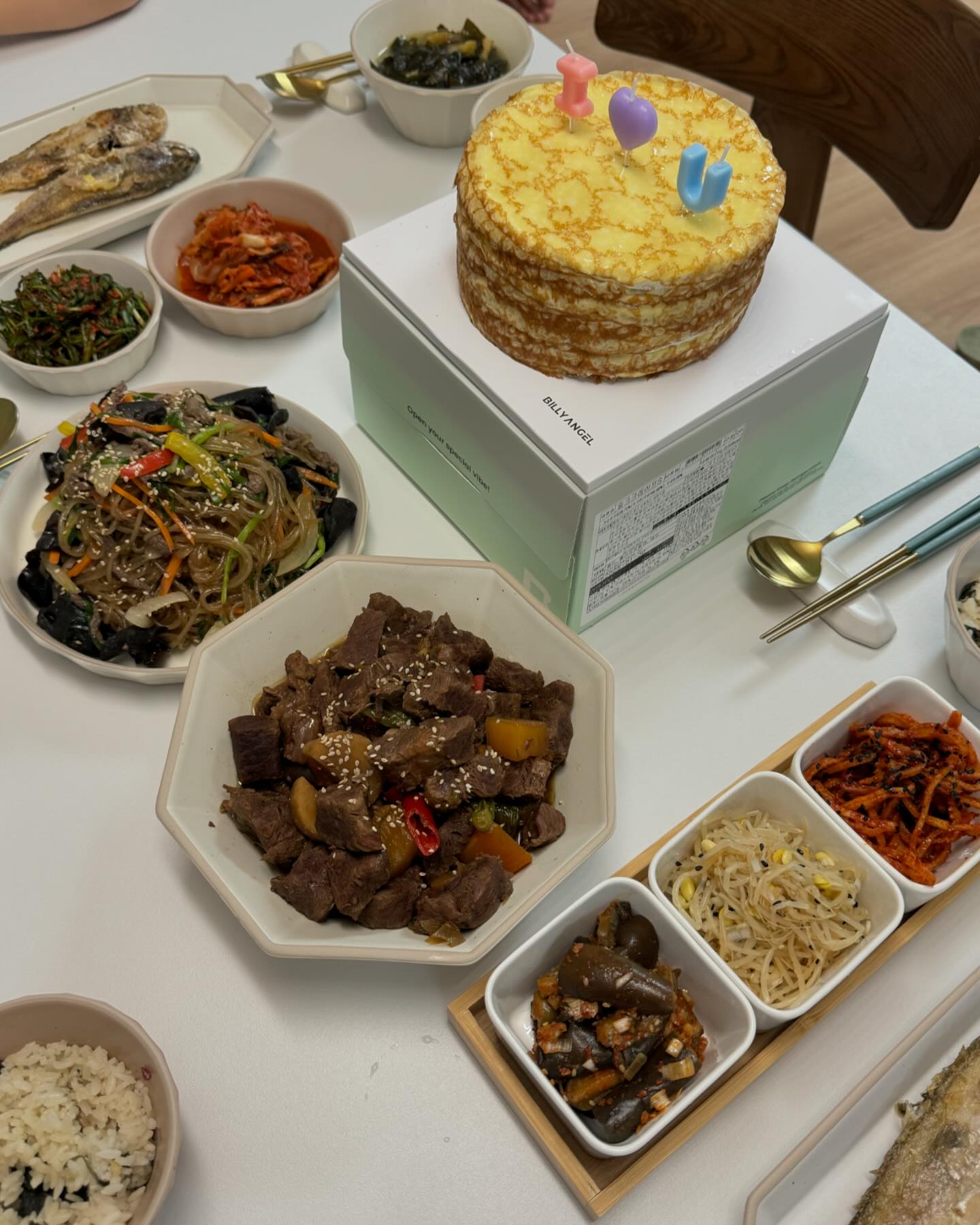 하니쿡👩🏻‍🍳

금요일은 남편 생일이였어요🎂
하지만 갑자기 출장가는 바람에 하루 늦은 생일파티를 했어요!
진수성찬은 아니지만 잡채랑 갈비찜이랑 미역국 만들구
굴비 굽굽하구 남편이 제일 좋아하는 크레이프 케이크까지
올려줬어요😊 선물은 남편이 갖고싶은거 없다구 하구
뭘해줄까 고민하다가 남편 조공 이벤트로 결정!!!!

같이 일하시는 분들이랑 아침에 먹으라구 샌드위치 만들구
커피를 보냈어요~! 이것도 원래 새벽에 남편차에 넣어두려고 했는데 출장땜시 직접 배달해주고 왔어요 ㅎㅎ
남편 생일 서프라이즈 이벤트 성공!!!🥰