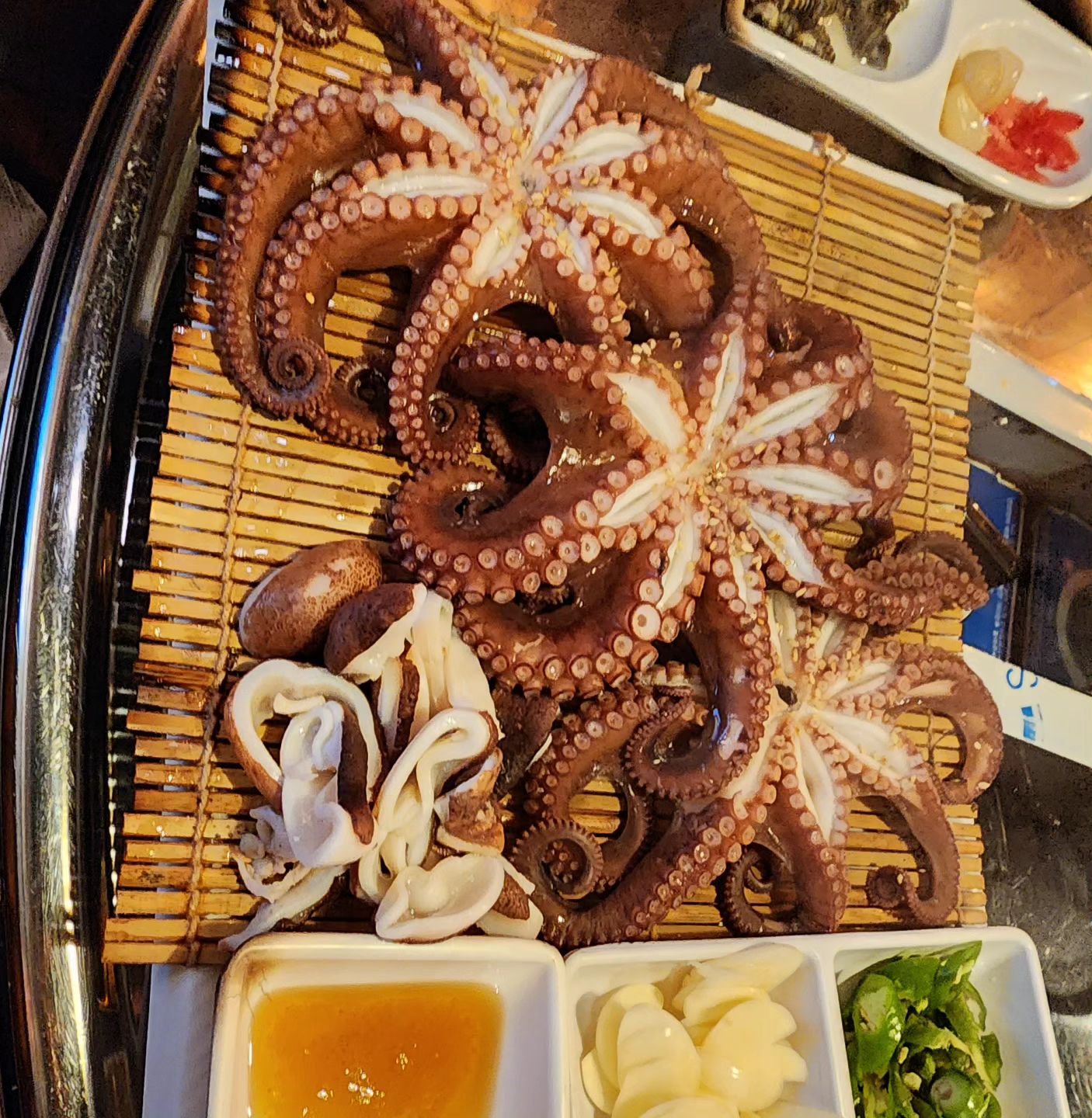 #문어숙회 #문어숙회맛집 #조개와칼국수 #배고픈밤 #밀린피드 #맛집 #먹스타 #맛스타 #맛잘알 #먹깨비

나 지금 굶고있다...
입맛이 없다...
진심이다...

저기 예전에 조개탕 레알 너무 짜서 다신 안갔는데,
친구 추천으로 갔더니, 문어숙회 맛있네.

근데 인간적으로다가
1테이블 1냅킨은 해둡시다여~
메달아두는것도 좋은데 각 하나씩 해주시지..
간간히 하나씩ㅜ 냅킨한번 쓰려면 일어나서 걷기 해야됨ㅜ

귀챠나아....🤪🤣🤣🤣
사장님, 고객의 소리를 귀담아 들어주시길..