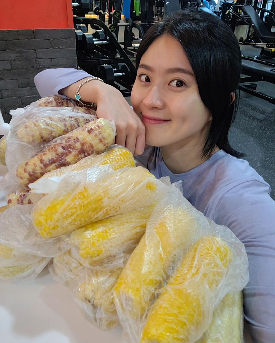옥수수밭 너무 행복해...🌽
my_life_story3 구포시장 옥수수 싹 쓸어 와주셔서
감사합니다 아무도 안줘!!!!!!