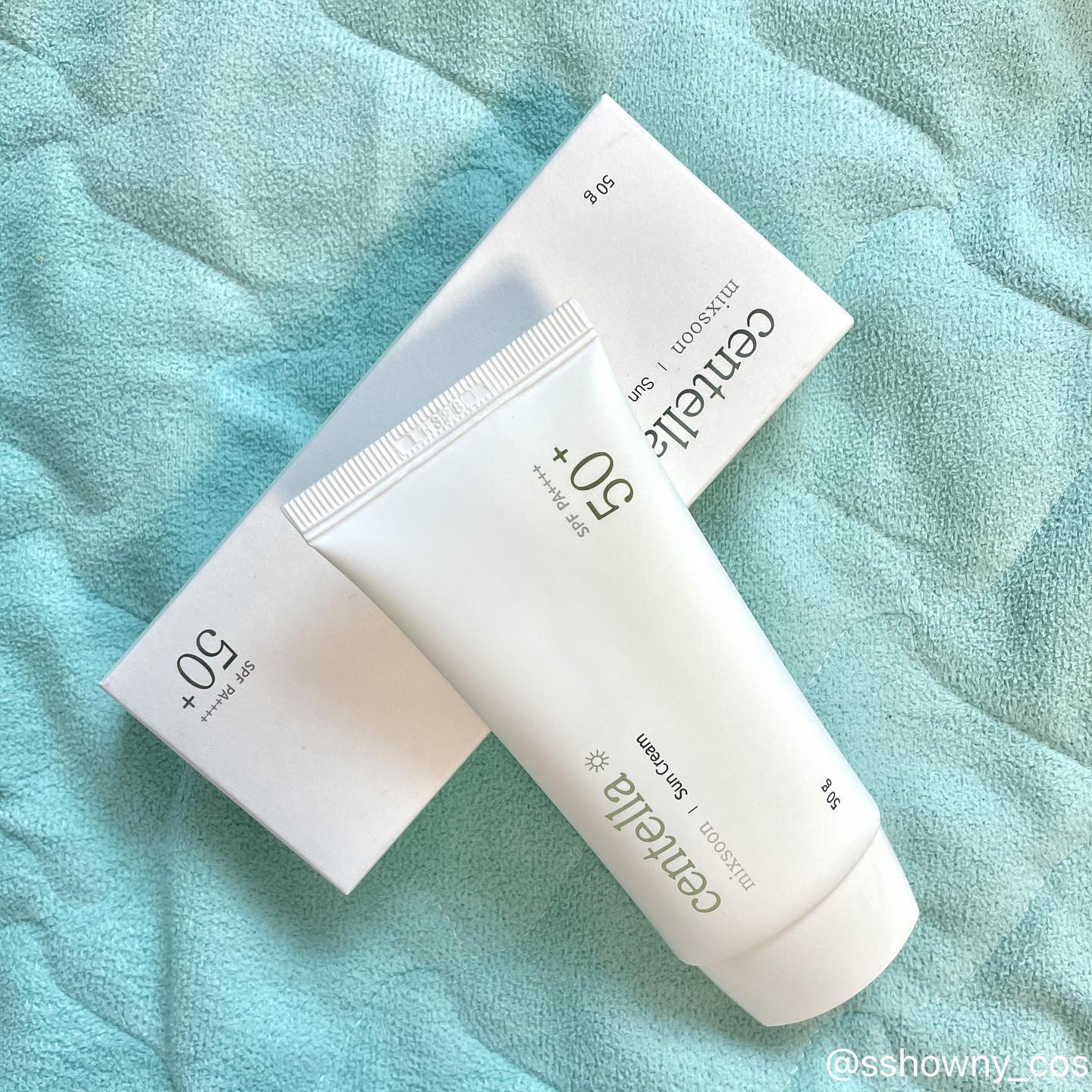 믹순 병풀 선크림 I 50g
​
🍀깔끔한 디자인

휴대하면서 바르기에도 딱 좋은 용량인 50g 입니다.

🍀 충분한 진정, 병풀추출물 970ppm 함유

 진정에 탁월한 국내산 고농축 병풀추출물을 함유하여 자외선으로 인해 뜨거워지고 예민해진 피부를 편안하게 진정시켜줍니다.

🍀365일, 사계절 내내 편안한 텍스처

 가볍고 부드럽게 감싸는 편안한 텍스처로 사계절 내내, 촉촉하고 매끈한 피부를 느끼실 수 있어요.

 저는 끈적해서 어릴 때부터 선크림을 잘 안발랐었는데 이런 텍스처면 매일 바를 수 있겠더라구요.

 여러 선크림 중에 정착하지 못하고 있었는데 저 같은 경우는 눈시림도 없었어요!!짱짱

🍀백탁제로, 산뜻촉촉

 크림보다는 세럼에 가까운 편안한 제형으로 하얗게 뜨는 백탁현상이 아닌 촉촉한 볼륨광을 선사하여 끈적임 없이 산뜻하게 마무리됩니다.

 메이크업 전에 사용하기에도 두껍게 표현되지 않아 좋아요.

🍀유기자차로 안심차단, SPF66.3+

 임상으로 증명된 자외선 차단력으로 낮에도 밤에도 자외선으로부터 강하고 확실한 안심차단이 가능합니다. 

 유기자차로 백탁현상이 없어 여러 번 덧발라줘도 부드러워요.

*유기자차 선크림은 유기물질을 이용하여 자외선을 흡수한 후 열로 변환하여 배출해주는 제품을 말해요.

 ☘️매끈하고 촉촉한 제형이 느껴지시나요 +_+ 사실 선크림은 보통 사람들의 생각보다도 훨씬 많이, 자주 발라줘야해요. 그렇게 해야 SPF고 PA고 소용이 있는데, 저는 개인적으로 현실성이 떨어진다고 생각했거든요.
 하지만 이런 제형이라면 매일 잘 바를 수 있을 것 같아요😭 저는 이 제품에 정착할 예정이예요😆

 아무리 마스크를 착용한다 해도 선크림은 항상 발라줘야해요. 자신의 피부에 맞고 사용감 쏙 드는 선크림 찾아서 피부를 꼭 보호해줍시다 !!

 그 과정에서 믹순 병풀 선크림 한번 써보시면 꽤나 많은 분들이 정착하시지 않을까 싶어요🙂

#선크림추천 #유기자차 #유기자차선크림 #백탁없는선크림 #사계절선크림 #데일리선크림 #자외선차단제 #순한선크림