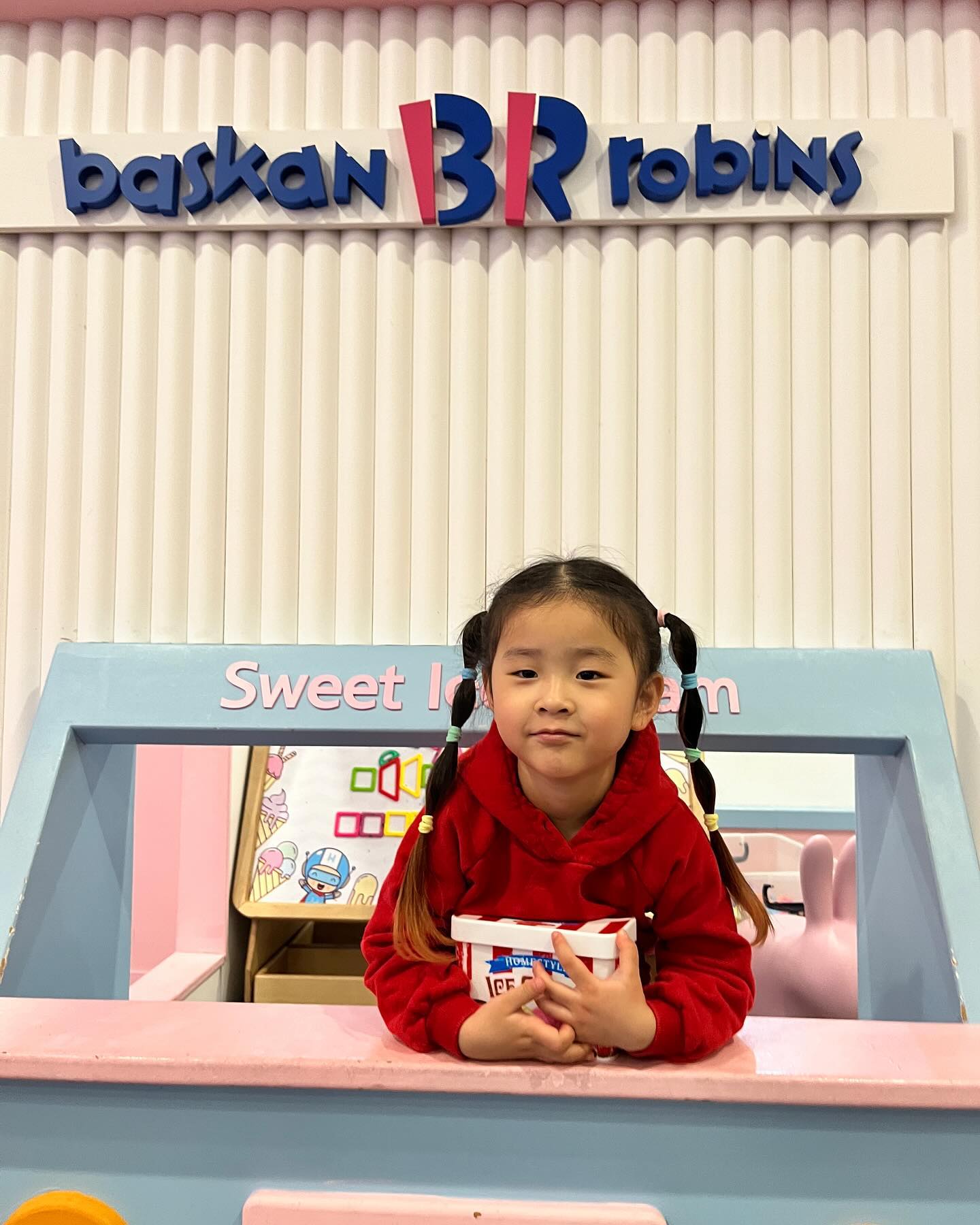 #육아기록✏️ 
#아이스크림주세요🍦 

키카 막대 아이스크림 4500원은 너무한거아니냐고요…. 베라보다 비싸기있냐고요…….
엄마꺼는 니가 만들어줘라 -! 
알바해알바-!