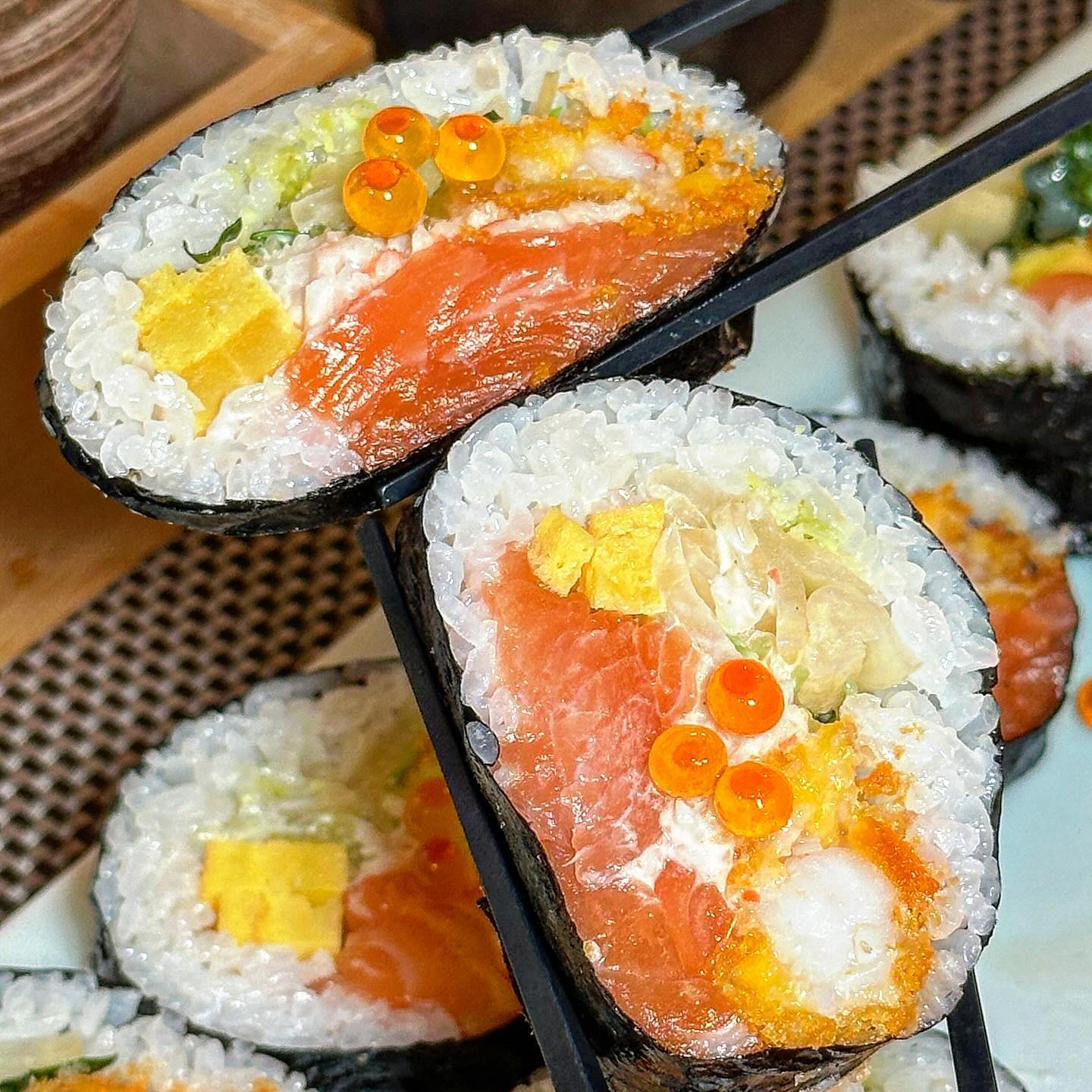 #협찬
🍱남성역 이자카야 추천🍣

#스시카라 
서울 동작구 사당로 227 2층

사당동에 혼술하기 좋은
가성비 넘치는 이자카야가 생겼어요✨

가격대도 너무 저렴하고
분위기도 따뜻해서
바테이블에서 혼자 먹기도 하고
테이블석에 같이 즐기기도 좋답니다🫶🏻

저는 벌써 3번째 방문인데
오늘은 후토마끼 먹어봤어요❤️
연어고 새우튀김이겨 각 종 재료가 한가득 들어있어서
너무 맛있게 먹었답니다!

✔️영업시간 : 오후 5시~새벽 2시
✔️가게외부화장실🚻(단독 사용으로 깨끗✨)
✔️혼술 가능🍶
✔️오마카세(코스별 상이/33,000원~) / 후토마끼(25,000원) 등

#남성역맛집 #사당동맛집 #남성역이자카야 #이수역이자카야 #이수맛집 #사당맛집 #혼술스타그램 #남성역술집 #이수역술집