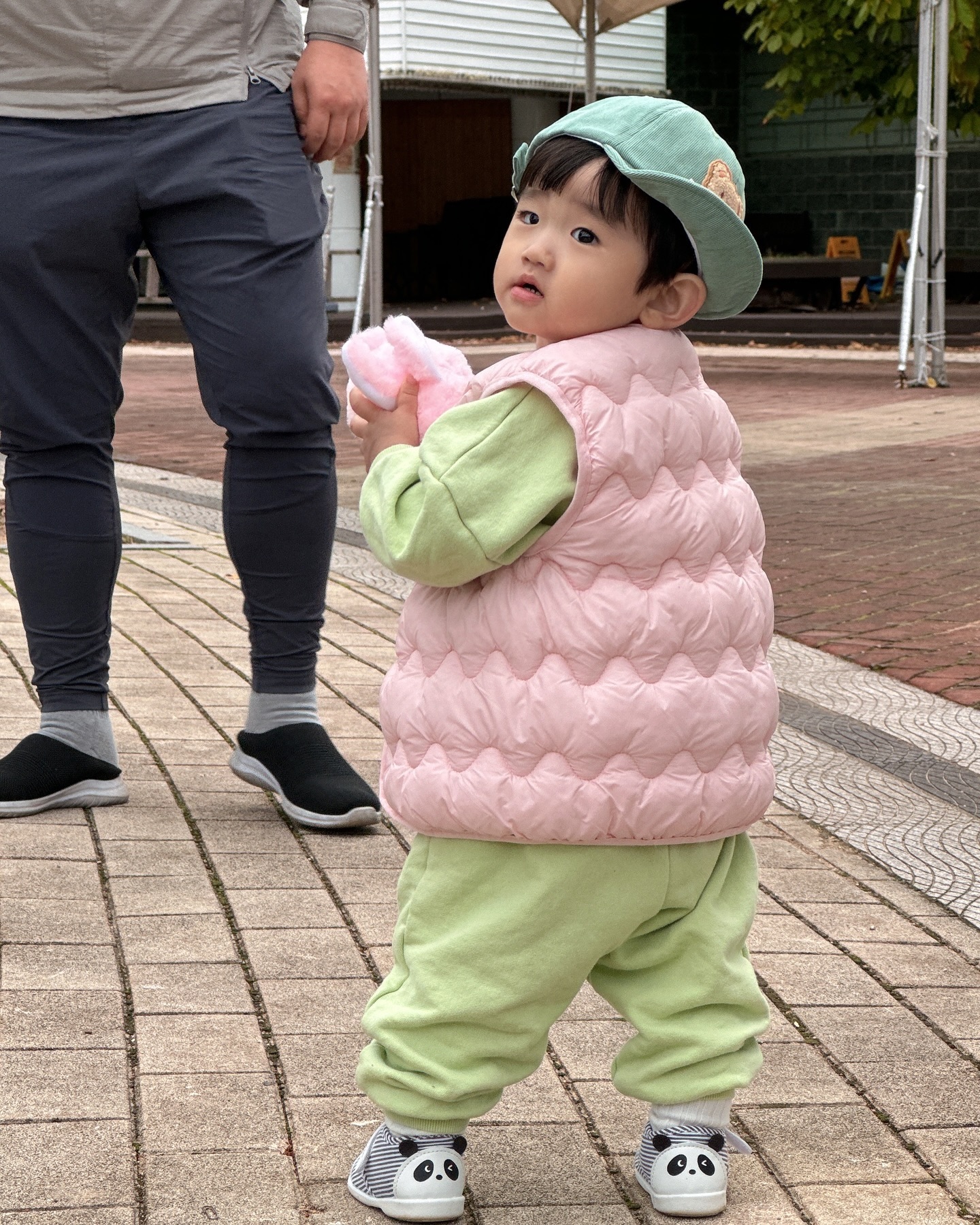 💗💗 24.10.20 찬이와 나들이 💗💗

파스텔톤이 이렇게 잘어울리다니 😃
설현포즈 한번 보여주고 ㅎㅎㅎ
열심히 아장아장 걸어다니는 찬이 

어린이집과 동시에 ㅎㅎ
콧물은 달고사는중 😱