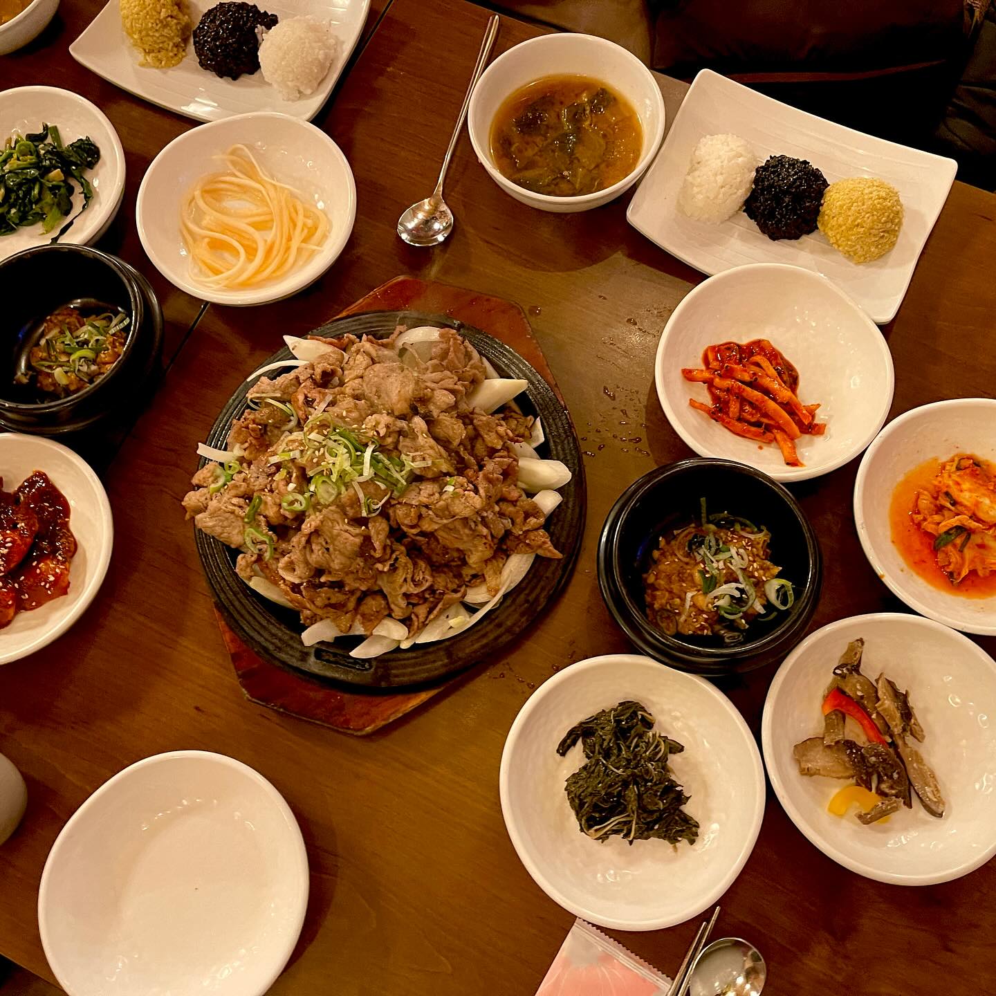 남양주 티맵 인기맛집 🌈목향원

수요미식회 맛집인 이곳은 석쇠불고기 쌈밥정식이 유명한데
무한리필 쌈과 삼색찰밥 그리고 한정식같은 밑반찬이
부모님과 함께 가기 좋은 식당
가족 외식하기좋은 곳 등 다양한 수식어가 붙는데
여기도 큰이모 모시고 불금 저녁식사 달린곳😘

이모는 왠 밥을 먹으러 이렇게 멀리까지 가냐고하셨지만
이렇게 이모랑 같이 밥먹는일이 흔하지않아 어디든 유명한 맛집
찾아서 꼭 모시고싶었는데😊😊😊 이모는 석쇠불고기는 쏘쏘
나도 역시 찰밥파는 아니라 ㅎㅎㅎ 나역시 쏘쏘쏘🤭
다음엔 이모랑 해물찜 맛집을 가야지

#남양주맛집 #목향원 #목향원_석쇠구이쌈밥정식 #목향원🌿🌱🍃🌾🐖🐷🐽🍴 #서울근교분위기좋은곳 #서울근교분위기좋은식당 #큰이모랑 #남양주밥집 #수요미식회맛집 #별내맛집 #별내맛집추천