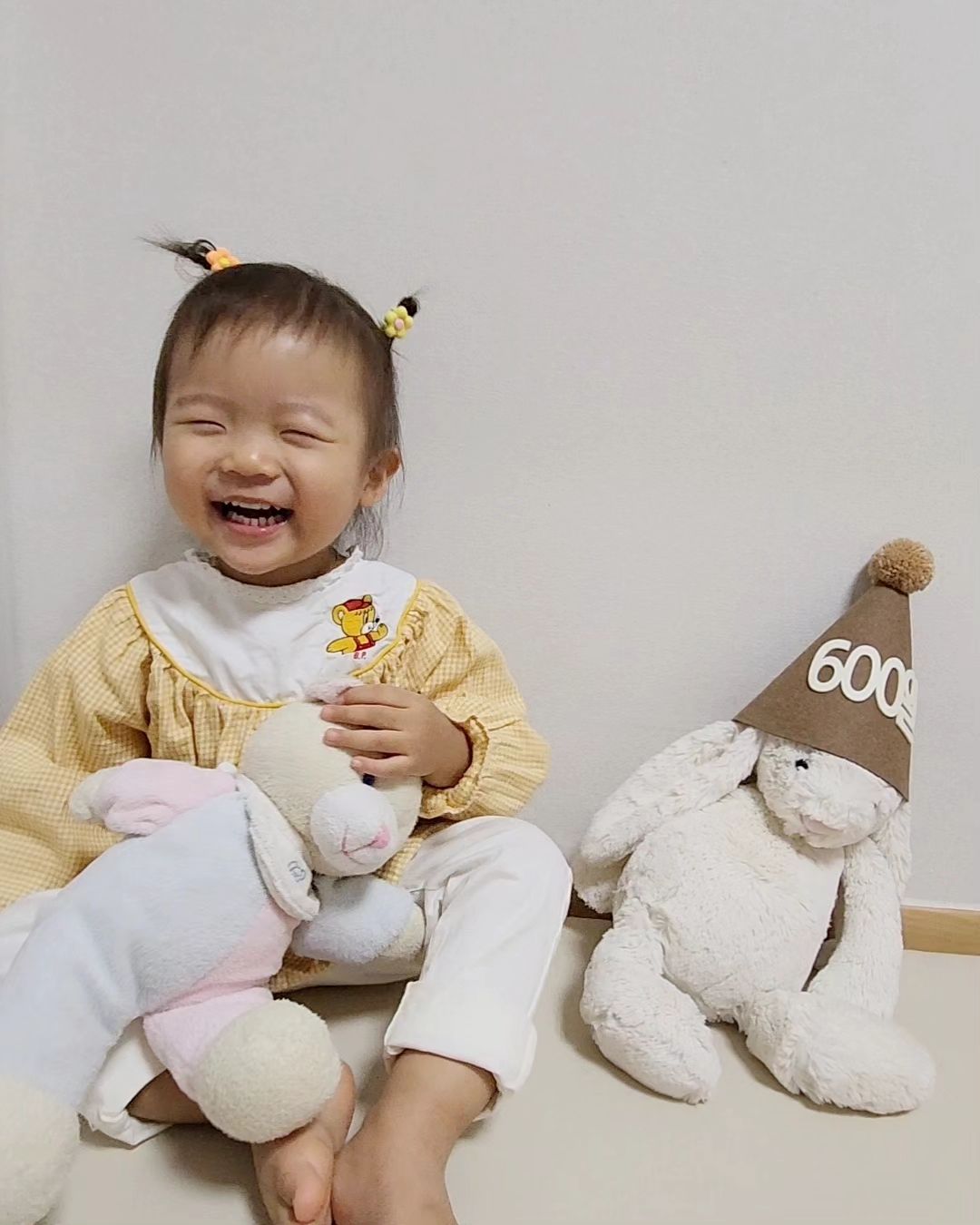 💛6️⃣0️⃣0️⃣일💛

귀하디 귀한 울 서연공주야🫶🏻
아빠,엄마 딸로 태어나줘서 고마워🩷

뱃속 아봉이시절부터 
세상에 태어나 600일동안
아무 탈 없이 건강하게 잘 커줘서
넘넘넘넘넘 고맙고 또 고마워❣️

아직도 부족한게 많은 초보 엄마이지만
우리 딸 아끼고 사랑하는 마음만큼은 
왕 경력자(?) 임원급 못지 않단다..💕

사랑하고 또 사랑해 

#예뻐죽겠서연
#귀여운내새끼❤️
#사랑스러워죽겠서연

#지금처럼밝게
#건강하게만자라다오

#bebedpino #totoheros