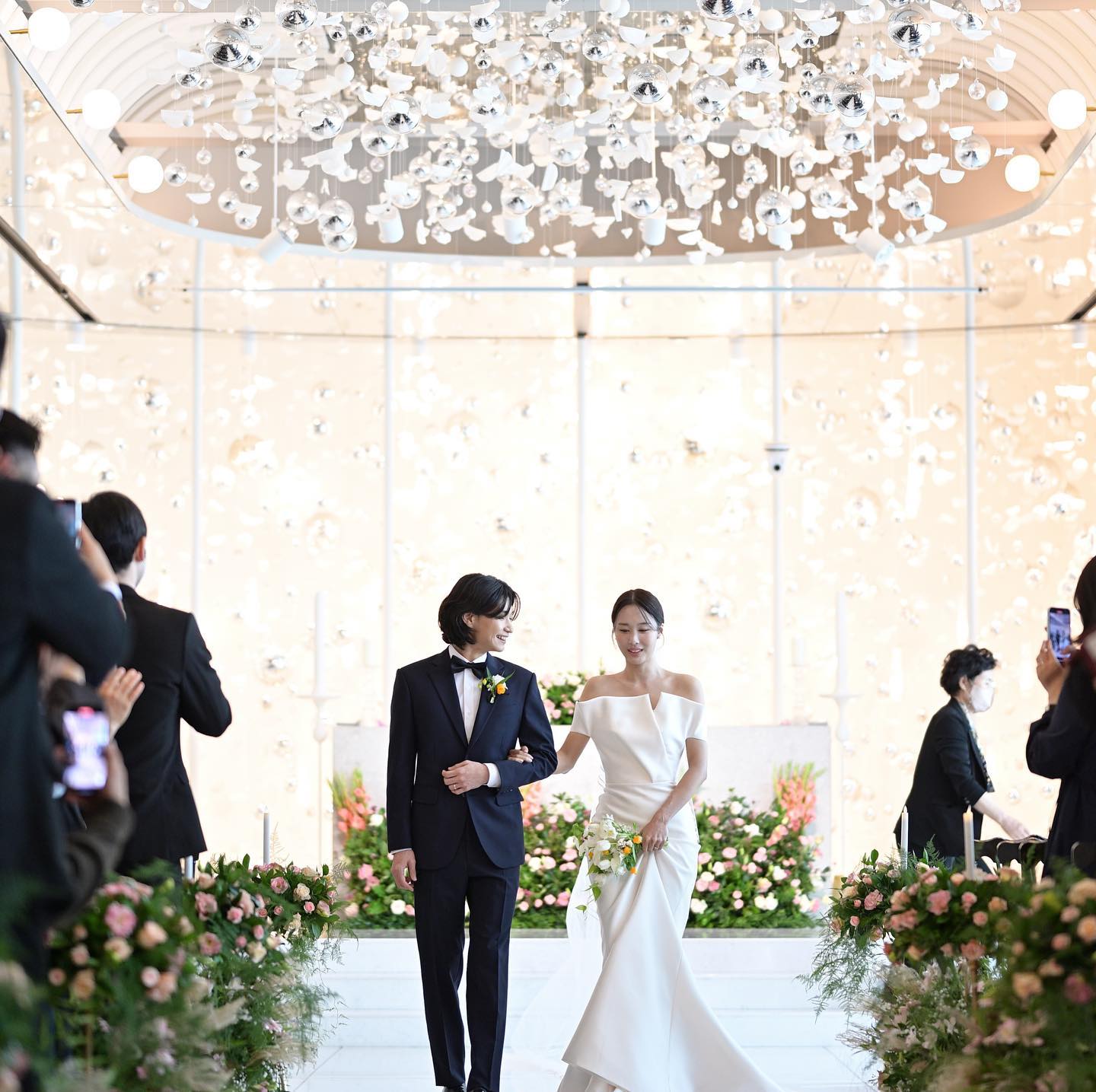 1st 💍
클래식이지만 벌써일년 이라는 말이 떠오른다
같이 공유할 일상이 매일 생긴다는 기쁨
행복하고 건강히 살고 있음에 감사한 하루