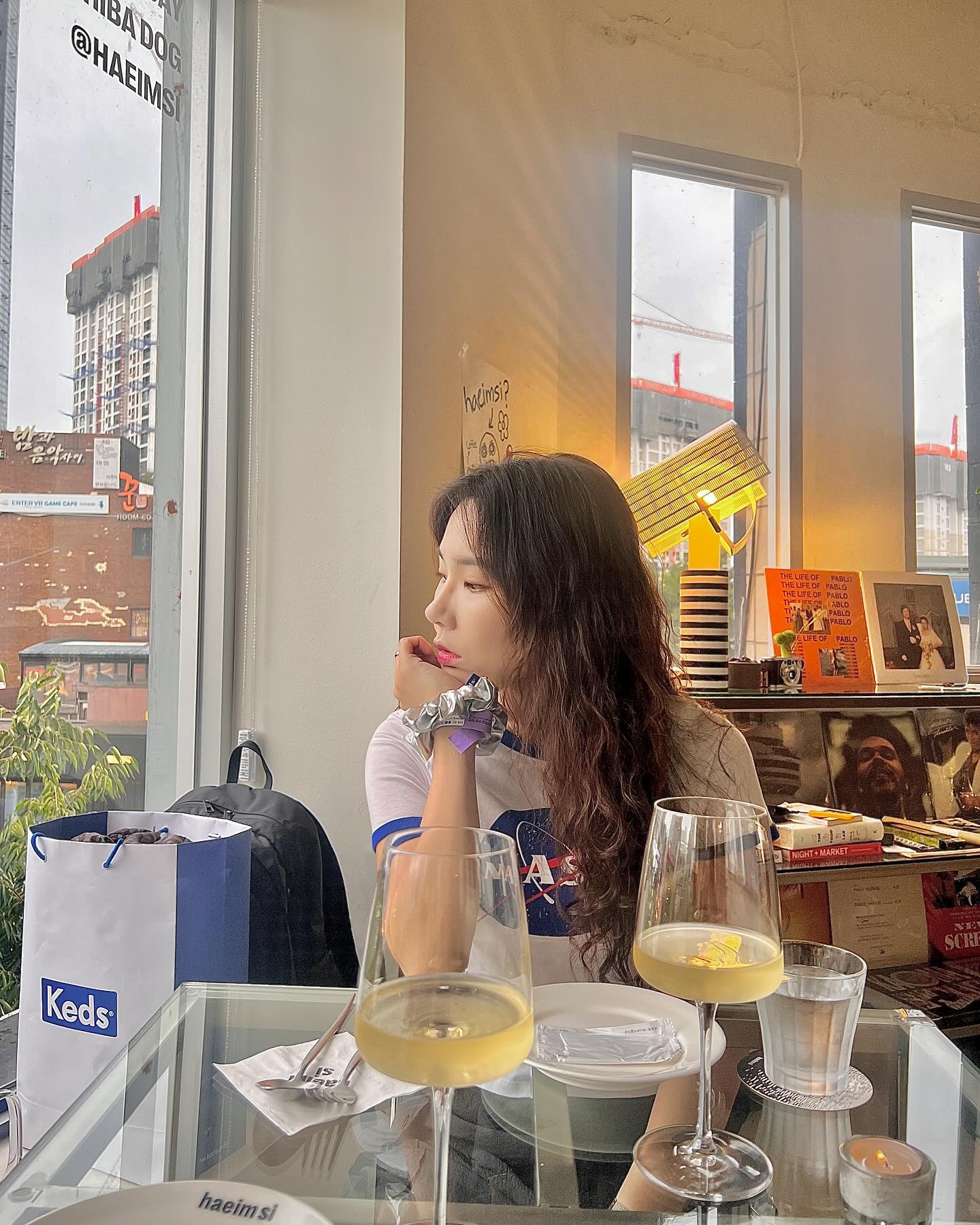 포즈뚝딱이들끼리 번갈아가면서 찍어주기🤭📸

옛날엔 매일이다시피 둘이서 꽁냥꽁냥 자주 데이트했는데 언젠가부터 무슨 부귀영화를 누리겠다고 같이 노는 시간이 이리도 없어졌을까😫그래도 오랜만이라 더 소중했던 퇴근후 번개데이트❣️
⠀

#Momanddaughter #👩‍👧 #🤎