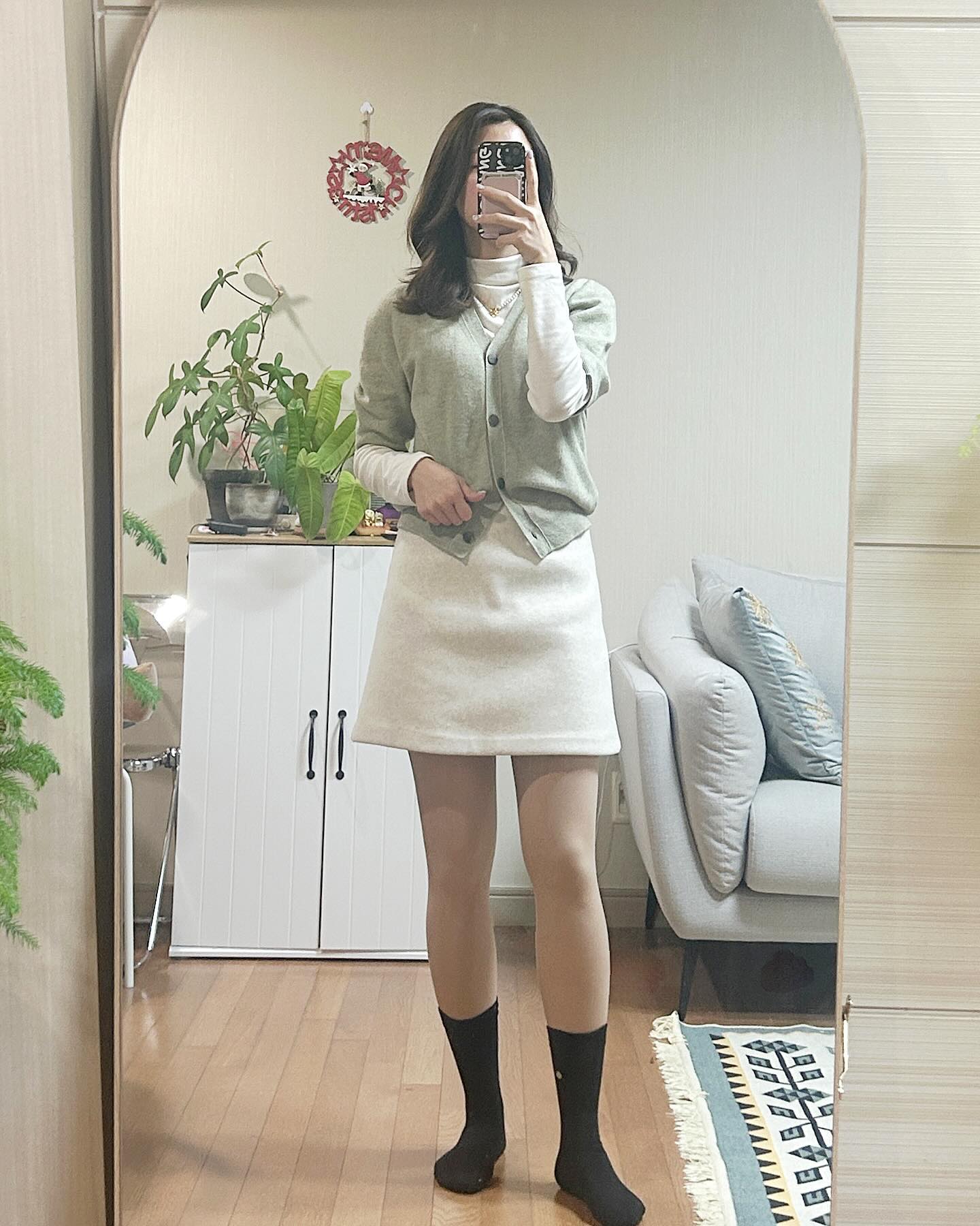 #glamjh_ootd #뗘니룩 #광고 #NGO
새해 첫피드💕
오늘 출근룩은 폴라와 가디건 스커트 그리구 양말🖤
양말은 이전에 올린적 있던 팀앤팀에서 보내주신 건데,
뒷꿈치에 있는 깔꼼한 레터링이 제취향이에요!🫣🫣

새해 첫 피드부터 마음 따뜻해질 피드로 시작해봅니다!
이전에도 올린적 있던 식수 위생 전문 팀앤팀에서 보내주신 양말 착용했어요!

와디즈에서 현재 아프리카 식수 공급을 위한 기부양말 판매중인데요,
양말 수익금은 “전액” 아프리카 케냐의 식수 위생 사업에 사용된다고 합니다
연초에 선물을 아직 준비 못하셨다면,
팀앤팀의 양말로 착한소비, 따뜻한 연말연시 보내시면 어떨까요?

1/31까지 구매시, 양말 구매하고 배송메세지에 제 아이디를 입력하시면 양말 한켤레를 추가로 보내주신다고 합니다💓

자세한 내용은 teamandteam 계정에서 확인가능하세요🫶🏻

다들 새해복 많이받으세요💕