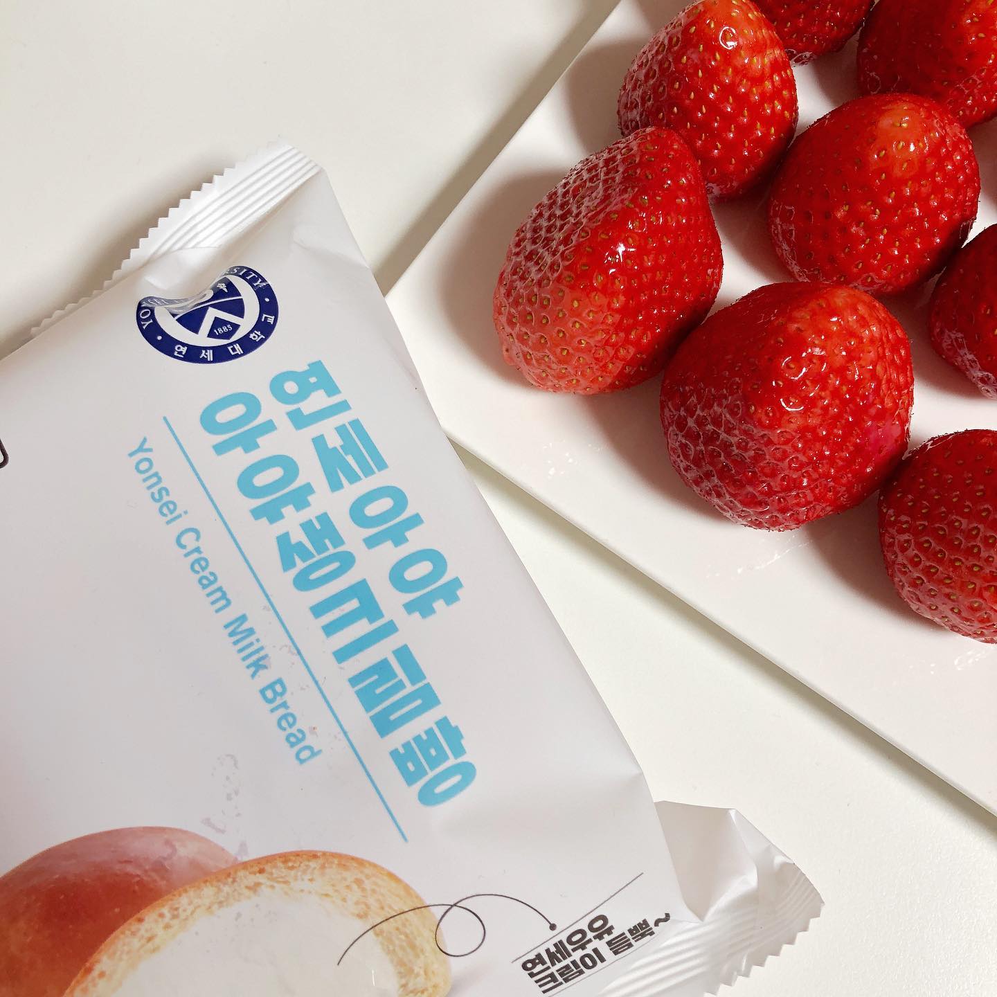 #협찬 인데 이건 전부 내돈내산🤔
디저트로 왕큰딸기🍓연세우유생크림빵🥯

지난번에 올린 맘모스빵 리뷰! CU덕후로 활동하게 되어서 올린거였어요🤭  3월초 활동기간까지 CU신상 다양하게 먹고 리뷰 할 수 있게 됐습니다!  저는 솔직리뷰를 하는 사람이니까 솔직하게 남겨볼게요.  지켜봐주세요🫶🏻

덩달아 솔직하게, 연세우유생크림빵 작년에 스토리로 올렸었던 것처럼 크림맛이 너무 변해서 아쉬워요😭  전과 비교해서 맛없어졌지만 편의점 크림빵중엔 여전히 탑티어니까.... 더 맛있게 달콤상콤 과일이랑 드셔보세요😋

#연세우유생크림빵 #CU #CU덕후

 ¨̮