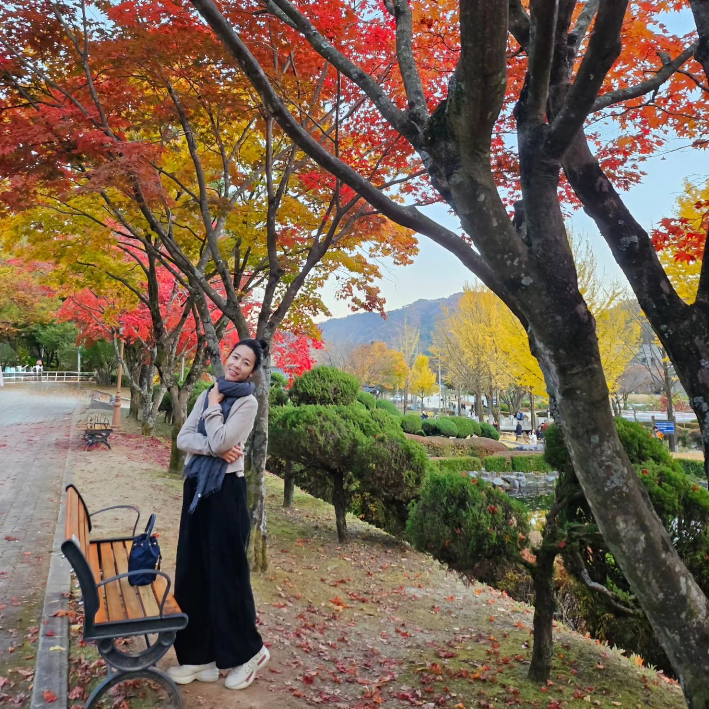 #낙엽길
무조건 길게 찍어주는 딸😆
#가을 이 짧다 #단풍구경