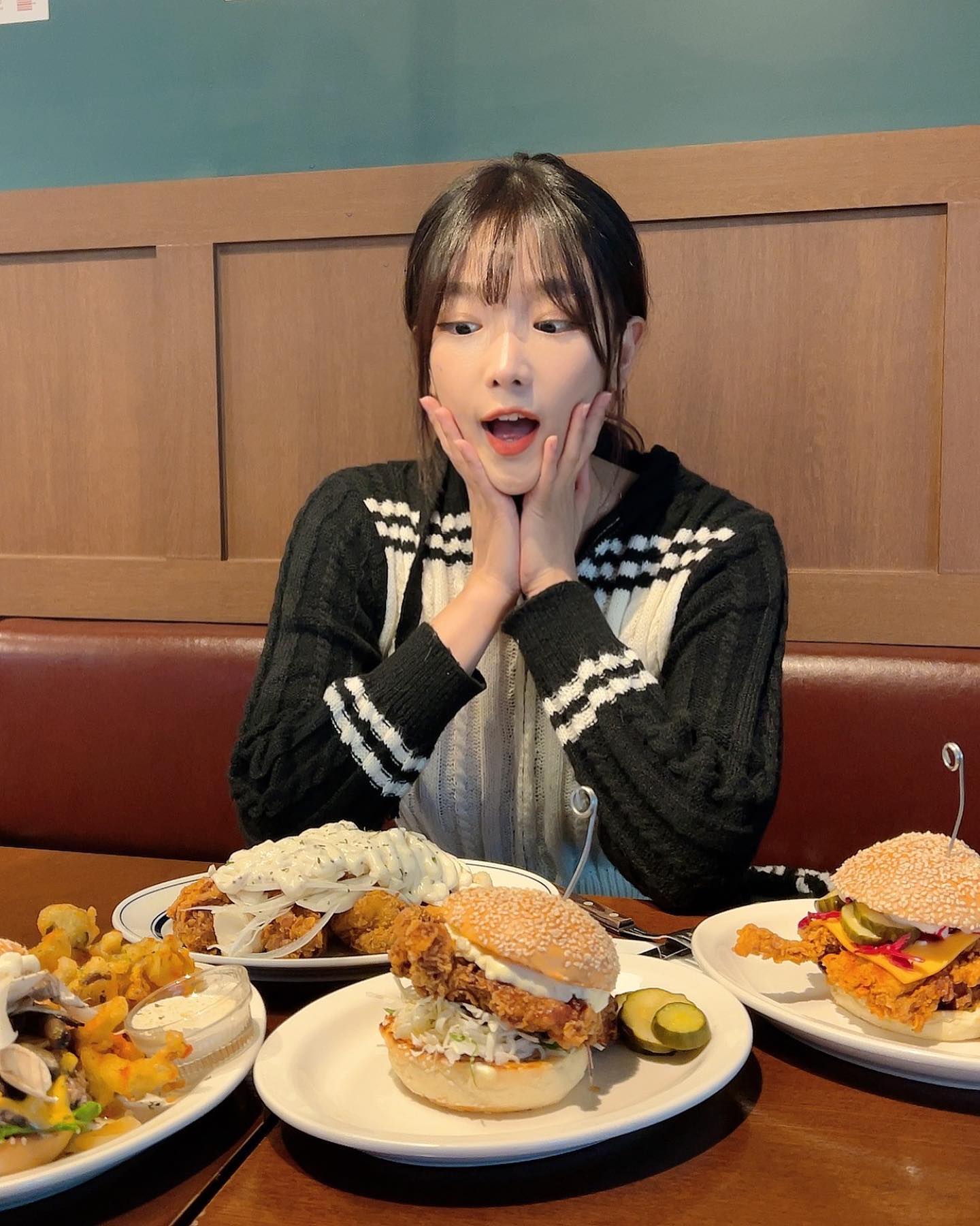 너모너모 맛있게 먹었던 #잠실수제버거 #브로버거🔥사이드로 시킨 어니언크림치킨이랑 버섯튀김은 말해뭐해고 내슈빌치킨버거의 매콤함이 느끼함을 잡아줘따..🫶 머쉬룸버거는 고기패티랑 버섯식감이 넘 잘어울려서 씹는맛 팡팡텨져버리기!!

고기패티도 치킨패티도 둘다 맛있으니까 하나씩 꼭 주문해보기🫶 지금도 먹고싶다..