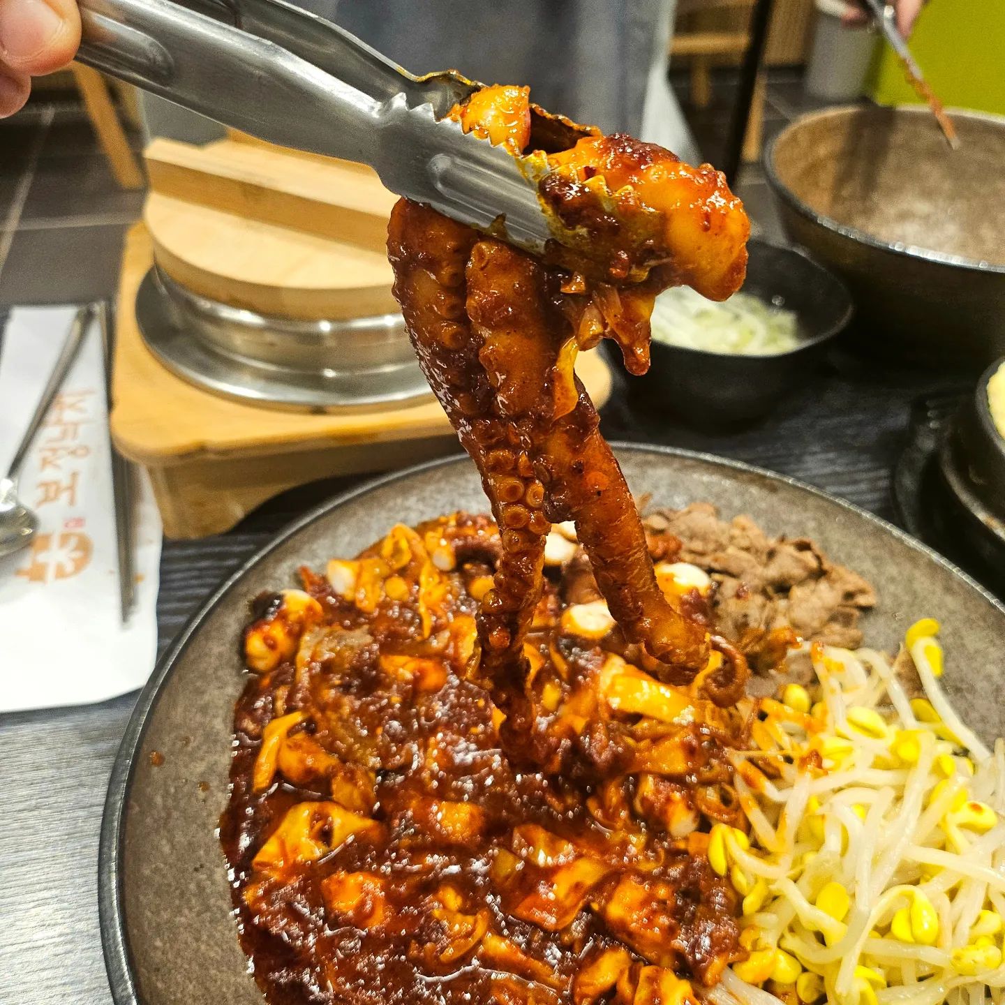 #협찬
✨ 보정낙지에서의 특별한 미식 경험! ✨

오늘은 차돌낙지볶음을 소개할게요! 🔥 고소한 계란찜과 맛있는 솥밥이 함께 나오는 이 메뉴는 단돈 3만원으로 즐길 수 있어요.

낙지볶음은 순한맛, 중간맛, 매운맛으로 취향에 따라 선택 가능! 순한맛은 신라면보다 살짝 덜 매워서 누구나 부담 없이 즐길 수 있어요. 👍

불향 가득한 낙지와 아삭한 콩나물, 그리고 고소한 김과 밥을 섞어 비벼 먹으면 그 맛이 배가 돼요! 더 고소한 맛을 원한다면 참기름도 요청해보세요. 😋

통통한 낙지와 감칠맛이 어우러져 정말 맛있답니다. 여러분도 보정낙지에서 특별한 식사를 경험해보세요! 🥢❤️

🏠주소 : 경기 용인시 수지구 정든로6번길 2 (죽전동, 그린피아) 111호 보정낙지
📞전화번호 : 0507-1345-7052
🕰영업시간 : 격주 월요일 정기휴무
화~일 10:50~20:50 브레이크타임 14:30~16:30
라스트오더 20:45
🚗주차 : 그린피아 상가 주차 가능(식당이용시 2시간무료)

#보정낙지 #차돌낙지볶음 #맛집 #먹스타그램 #맛있어요 #보정동맛집 #죽전맛집 #죽전스타필드맛집 #리뷰노트