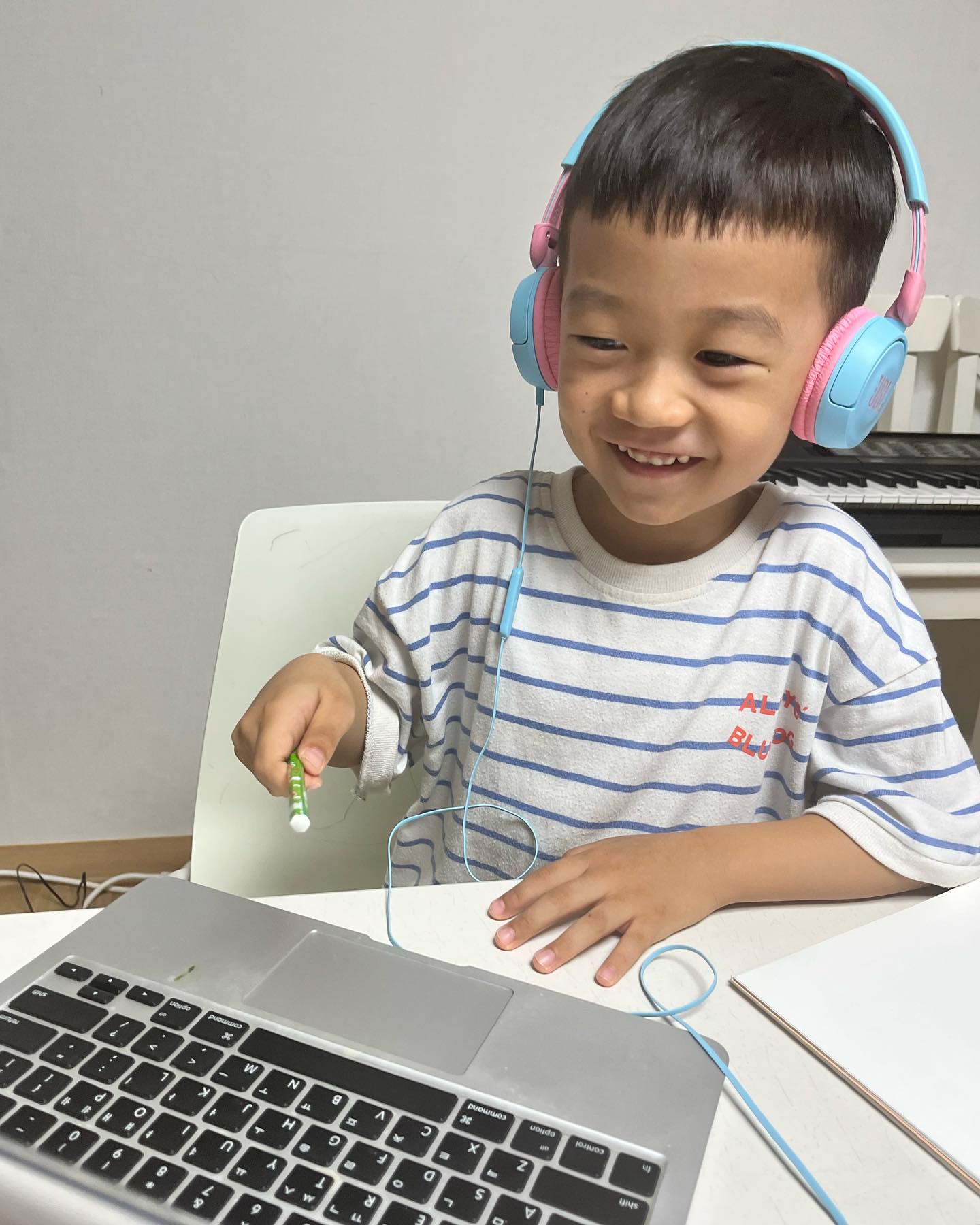 아웃스쿨에서 자신감 가장 충만하게 따라가는건 Math 수업. 어린친구들도 쉽게 따라올 수 있는 만 4세 5세를 위한 Reach for the Stars: A 1xWeekly Preschool Adventure for Mathematical Thinking 프로그램은 선생님께서 게임미션처럼 수와 관련된 게임을 진행해주셔서 몰입감 있게 수업에 참여할 수 있어요. 

이외에도 아웃스쿨에는 교과와 경시과정 등 다양한 Math수업이 진행되고 있는데요. 홈스쿨링하는 아이들도 요즘엔 많아졌기에 Grade 1 2 3 4 등 학년별 수업도 들어볼 수 있어서 좋아요. (이 경우 어쩔 수 없이 시간대가 안맞는 수업이 많은 안타깝긴 하지만 일찍일어나는 친구라면면 도전해 볼 만하다고 생각이 드네요! ) 다른 나라 친구들이 어떻게 수를 알아가고 있는지가 궁금하다면 또 그쪽 학교로 진학할 계획을 가지고 있다면  나이와 math를 검색하시어 참여해 보시는것도 좋을 거 같아요! 

✅#아웃스쿨앰버서더로전해드려요! 
이번에 아웃스쿨에서 앰버서더 전용 특별 쿠폰 무려 $20 쿠폰이 새로나왔습니다! 
이 코드로 신규가입하신 적립금 20불은 언제든 사용가능하다고 해요. 아웃스쿨의 수업을 무료로 체험해 보고 가입시 쿠폰번호 AMBASSADOR20 를 넣어주세요! 

🪄이벤트 기간: 2023/10/10-2023/10/31 (한국 시각 기준) 친구 추천하고 친구가 수업을 등록하면 너도 나도 $20불을 받는다는 사실, 이미 아시죠? 이벤트 기간 친구를 추천하면 $20불에 $20불 더! 총 $40불의 혜택을 드려요! 

#아웃스쿨에서만나요! 

📍한국 인기 수업 페이지 https://outschool.com/ko/online-classes/popular-in-korea?utm_medium=&utm_source=&utm_campaign=kr_ambassador
📍미취학 아동 안내 페이지
https://info.outschool.com/ko/pre-k?utm_medium=&utm_source=&utm_campaign=kr_ambassador
📍초등학생 안내 페이지
https://info.outschool.com/ko/elem?utm_medium=&utm_source=&utm_campaign=kr_ambassador
📍아웃스쿨 홈페이지
https://outschool.com/ko/?utm_medium=&utm_source=&utm_campaign=kr_ambassador

outschoolkorea
#아웃스쿨 #Outschool #어린이화상영어 #초등화상영어 #미국화상영어  #미국영어 #미국교육 #가정보육 #홈스쿨링 #3세 #4세 #5세# 6세 #7세
