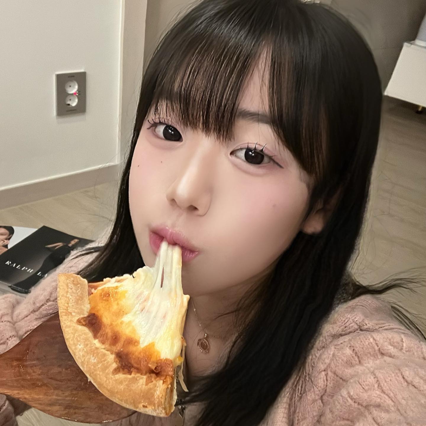 #협찬 #광고 glyde.co.kr 
피즈치자 🍕
.
.
.
➡️https://glydeapp.page.link/G298
🍕냉동피자인데 치즈도 쭉쭉 잘늘어나고 무엇보다 빵이 퍽퍽해 지지 않아서 좋았어요
🧀치즈가 진짜 폭포처럼 흐를정도로 엄청 많아서 풍미가 미쳤어요🧀 
🍕술안주, 어린이 간식으로 너무 좋아요! 
🧀 4가지 자연치즈로 만들었어요
-체다치즈, 그라나 파다노, 에멘탈, 모짜렐라 
🍳조리방법🍳 에어프라이기 160도 10분 돌리고 확인후 +5분~10분 
🍕작은 사이즈로 혼자먹기 부담스럽지 않고 에어프라이기에도 쏙 들어가유 
.
.
.
#협찬 #냉동피자 #글라이드 #글라이드피자 #콰트로치즈피자 #glyde #치즈피자추천 #피자추천 #치즈폭포피자 #냉동피자추천