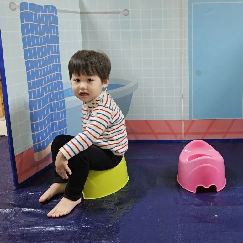 간만에 모찌두찌❣️
인태기가 제대로 와서
인스타 진짜 간만에 왔네요 ..
애들이 돌아가며 아팠고
저도 얼마전 코로나 걸리고
셀프이사까지 하느라
정신이 없었어요~
은수도 아파서 2주만에 등원했고
현수는 살이 많이 쪘네요^^;;
인스타 안 하니
사진도 안 찍게 돼서
자주 피드 올리도록 노력해봐아겠어요~
추운데 모두 건강 관리 잘하시구요