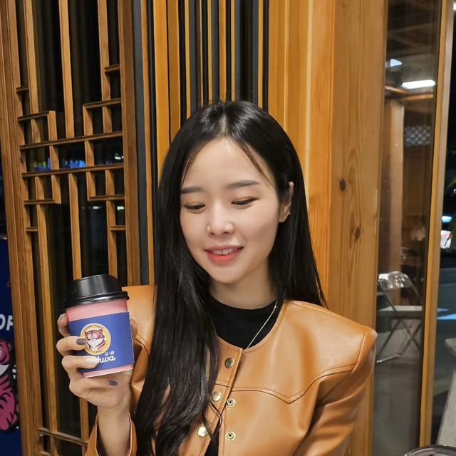 구찌맘 on Instagram: "#광고 일 해야된다고 하는 짝지 델꼬🤣 수원 행궁동 나들이 겸 데이트로 행리단길 카페로 놀러 갔는데 특히나 도화가 넘 예쁘고 넓어서 확 눈에 띄더라고요👍🏻 게 중