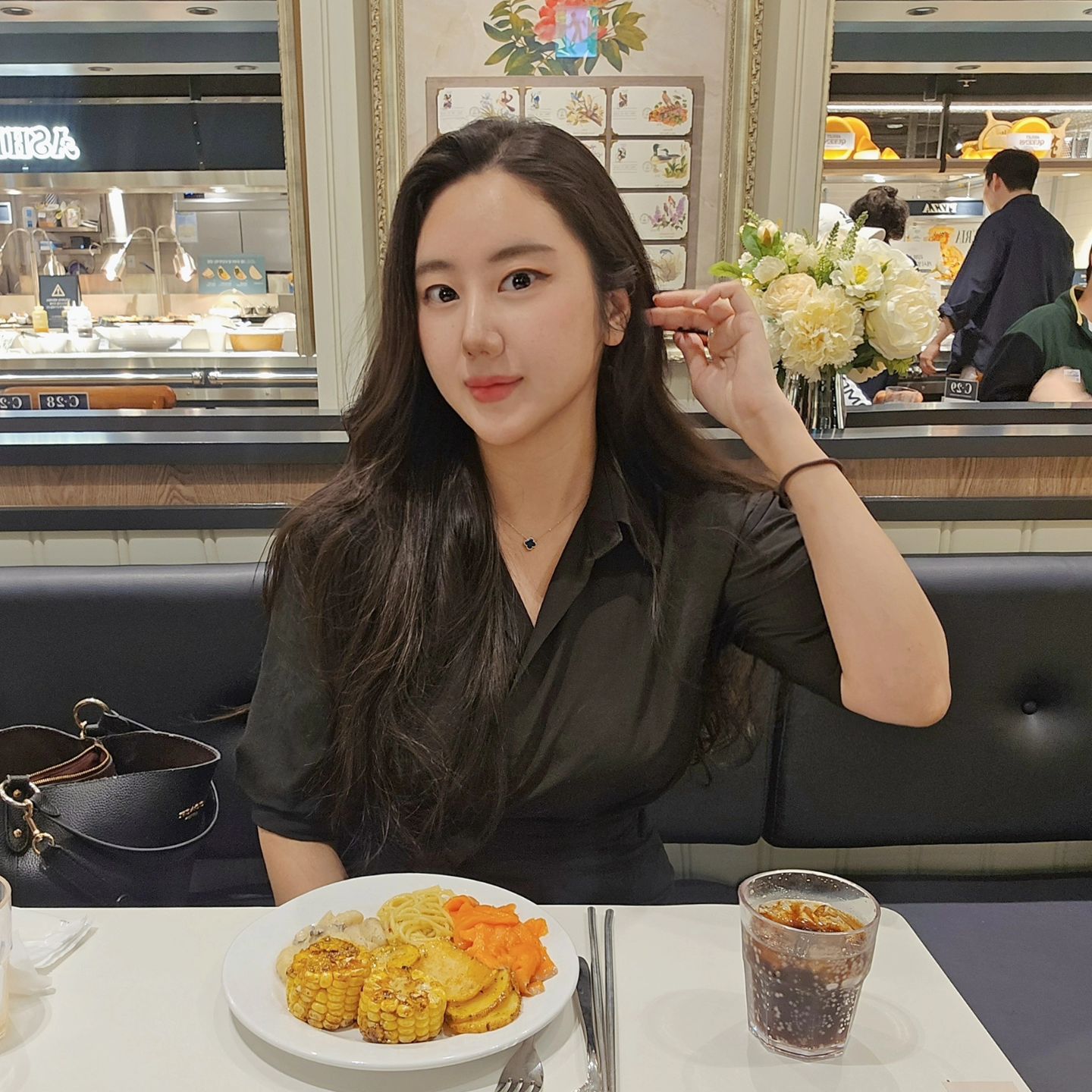 #협찬 𝐀𝐬𝐡𝐥𝐞𝐲 𝐐𝐮𝐞𝐞𝐧𝐬 ♠ 
집 근처 뉴코아 천호점에, 어제 5월 3일! 
애슐리퀸즈가 오픈했어요ღ

새로 생긴 곳이라 그런지 너무 깔끔하고 
인테리어도 쏘 골져스ღ•͈ᴗ•͈ღ

뉴코아 팩토리아울렛 천호점 내에 있어서 가족, 연인, 친구들과 쇼핑 후 배고플 때 가기 딱 좋을 것 같아요ㅎㅎㅎ

천호역 근처에 위치해 있어 교통도 편할 것 같고, 
주차도 3시간까지 무료라고 하니까 접근성도 귯ㅎㅎㅎ

그릴, 스시, 중식, 피자&파스타, 디저트 등 다양한 메뉴들이 있고, 지금 월드 푸드 페스타가 진행 중이어서 세계 각국의 음식들을 즐길 수 있어요! 

주말 가격도 저렴하지만 평일 런치 가격은 
2만원도 안한다는게 너무 놀랍지 않나요..! 

집에서 가까우니 평일 재택근무할 때 
런치타임으로 종종 가야겠어요 •᎑ᵕ ๑

📍위치: 천호 뉴코아 팩토리아울렛 4층
📍가격: 평일 런치 - 19,900원 / 평일 디너 1인 - 25,900원 / 주말 및 공휴일 - 27,900원
📍영업시간: 11:00 ~ 21:00
📍주차: 아울렛 3시간 무료주차
-
#애슐리 #애슐리퀸즈 #애슐리퀸즈뉴코아천호점 #천호맛집 #강동구맛집 #천호역맛집 #올림픽공원맛집 #강동역맛집