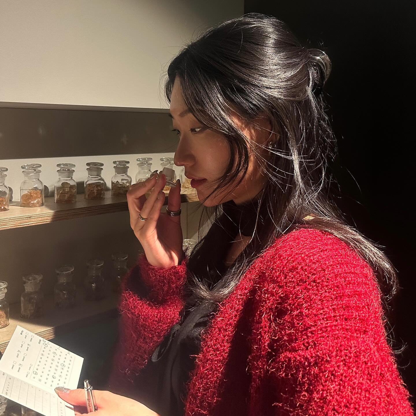퇴근하고 향수공방 다녀왔어요 🫧

평소에 향기도 패션의 일부라고 생각해서
그날 입은 코디에 어울리는 향수를 뿌리는 걸 좋아해요 ☺️

직접 고른 향을 맡아가며 원하는 비율로 된 향수를 만들 수 있어서
어려웠지만 그만큼 세상에 하나뿐인 향을 만들 수 있었어요 💞

전 어떤 향을 골랐을까요? 〰️
인님들은 좋아하는 향이나 향수가 있으신가요? 💖

#협찬 #강남향수공방 #강남원데이클래스 #강남역실내데이트 #강남역놀거리 #서울향수공방 #향수만들기공방 #강남실내놀거리 #서울공방데이트 #강남이색데이트 #강남역이색데이트 #서울실내데이트 #서울이색데이트 #서울핫플 #서울원데이클래스 #공방데이트 #강남역데이트 #강남핫플 #강남데이트코스