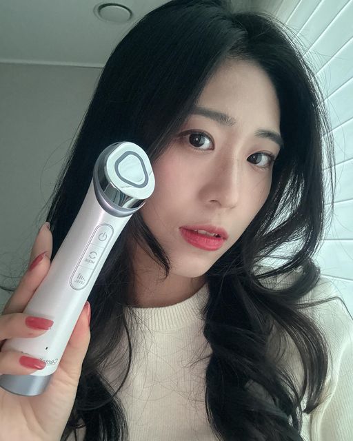  ᴡᴏᴏ ʀɪ •ᴥ• on Instagram: "#협찬 @centellian24 

요즘 날씨가 춥고 건조해서 인지 
기미, 각질, 모공이 고민이었는데요! ☃️

브라이트닝 모드, 흡수 모드, 탄력 모드 
3가지 모드를 하나의 기기로! 

3가지 모드라 말하지만
써보신 분들은 극찬하는 10in1 효과

각질개선, 모공케어, 피부결 개선, 피부 투명도 개선, 
물광피부 개선, 탄력 개선 등

최신 기술인 1RE 기술의 
전류 에너지로 각질층에 미세한 
마이크로 홀을 형성하여 물리적 자극 없이 
트닝, 각질, 모공을 케어해준다고 해요.

피부 톤 개선, 눈에 띄는 피부 표면 및 표면 
아래 엘라닌과 기미/주근깨 잡티 집중 케어해주는 
글루타치온 토닝 부스팅 앰플 도포 후
마데카 프라임으로 흡수시켜주면 더 강력한
부스팅 효과를 경험할 수 있어요.

112g으로 휴대폰보다 가볍고 휴대성이 좋아 여행/외출 시 파우치에 보관하여 가지고 다니기 좋아요. 

<얼루어> 품평단 50인 ‘지인 추천 의사’ 100%
누적 판매 220억 돌파 (2023.01~12월 기준)

#마데카프라임 #이보영마데카프라임 #센텔리안24마데카프라임 #뷰티디바이스 #얼굴마사지기기 #얼굴케어 #피부미용기기추천 #피부마사지기 #피부기기 #피부디바이스 #피부탄력기기 #피부홈케어 #홈디바이스 #홈케어피부관리기 #동국제약마데카프라임 #모공케어 #각질개선"