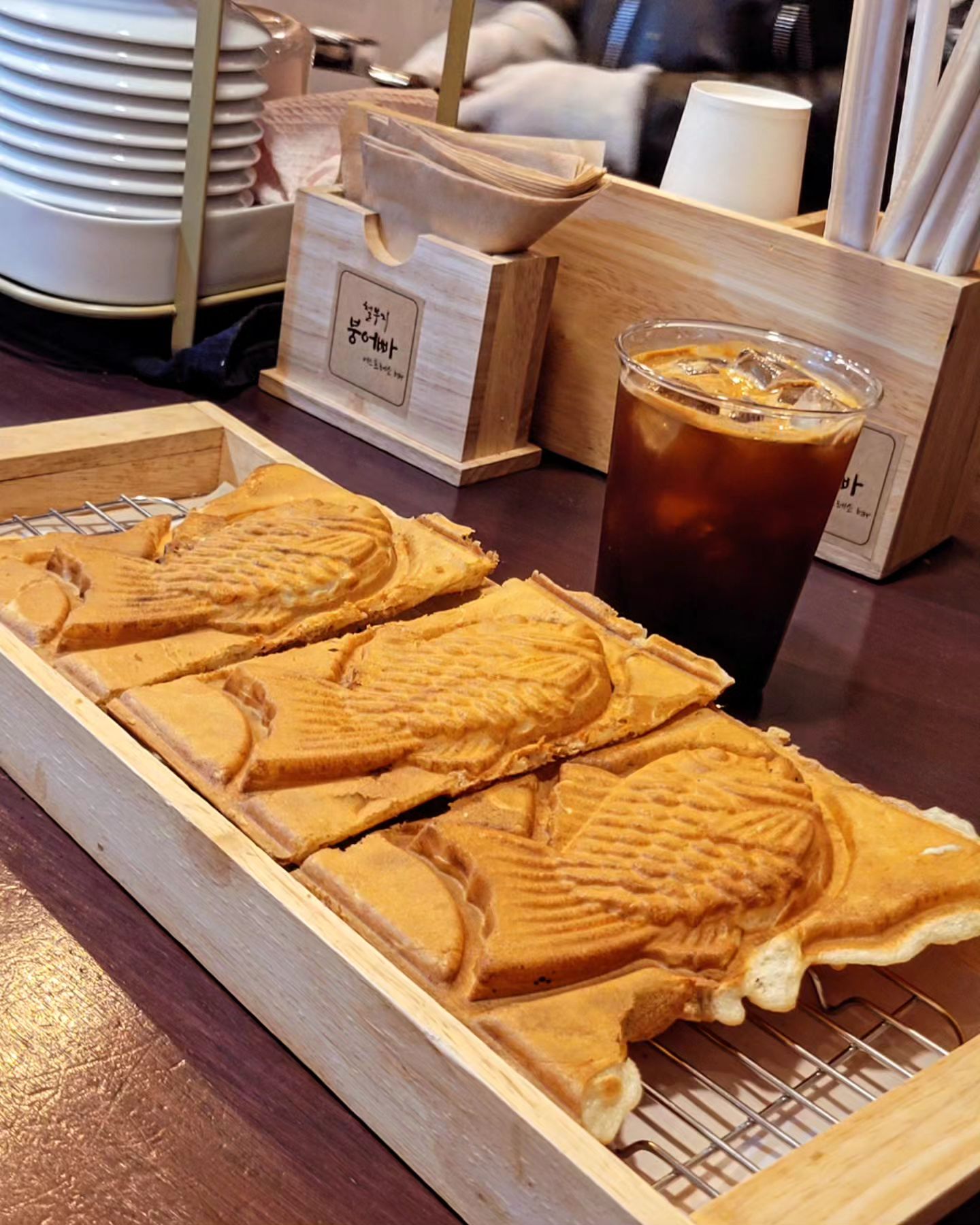 팥붕 슈붕말고 콘버터에 모짜렐라 치즈 붕어빵💕
아이스 아메리카노랑 어찌나 잘 어울리던지! 너무 맛있게 잘 먹었답니다아👍

🖤철부지붕어빠🖤

🎈메뉴
콘버터 붕어빵 - 2000원
통모짜 치즈 붕어빵 - 2000원
팥붕어빵 - 1000원
아이스 아메리카노 - 3500원

✔️위치
서울 마포구 와우산로32길 25 1층
동교동 188-33

✔️영업시간
15시~ 22시 (월요일 휴무)
21:30시 라스트오더

#철부지붕어빠