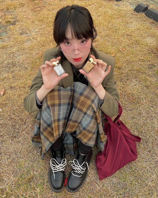 수호 SOOHO on Instagram: "#광고 @jnfnails 
파워쿨톤 오늘은 웜톤인간 변신🍁

소문난 네일폴리쉬 컬렉터가 물건너 강건너 온 제품을 들고왔습니다👍 
대만에서 런칭한 JNF는 수성네일을 제작하고 있고 이미 일본 라쿠텐 네일에서 1위를 차지하고 있다네요 :>

✔️3분 이내로 빠싹 말라요!
✔️놀라운게 미온수로 제거 가능
✔️아세톤 필요없셈
📸동영상 봐주세요!!!!!!!!!!!꼭!!!

제가 바른 컬러는 라그나로크⚡️랑 베이스•탑코트 입니다 깨끗한 모래색이 매력적🏜 

#jnf#jnf네일#네일#수성네일#매니큐어#수성매니큐어#네일추천#셀프네일 #네일아트 #네일재료 #네일폴리쉬 #폴리쉬 #웜톤"