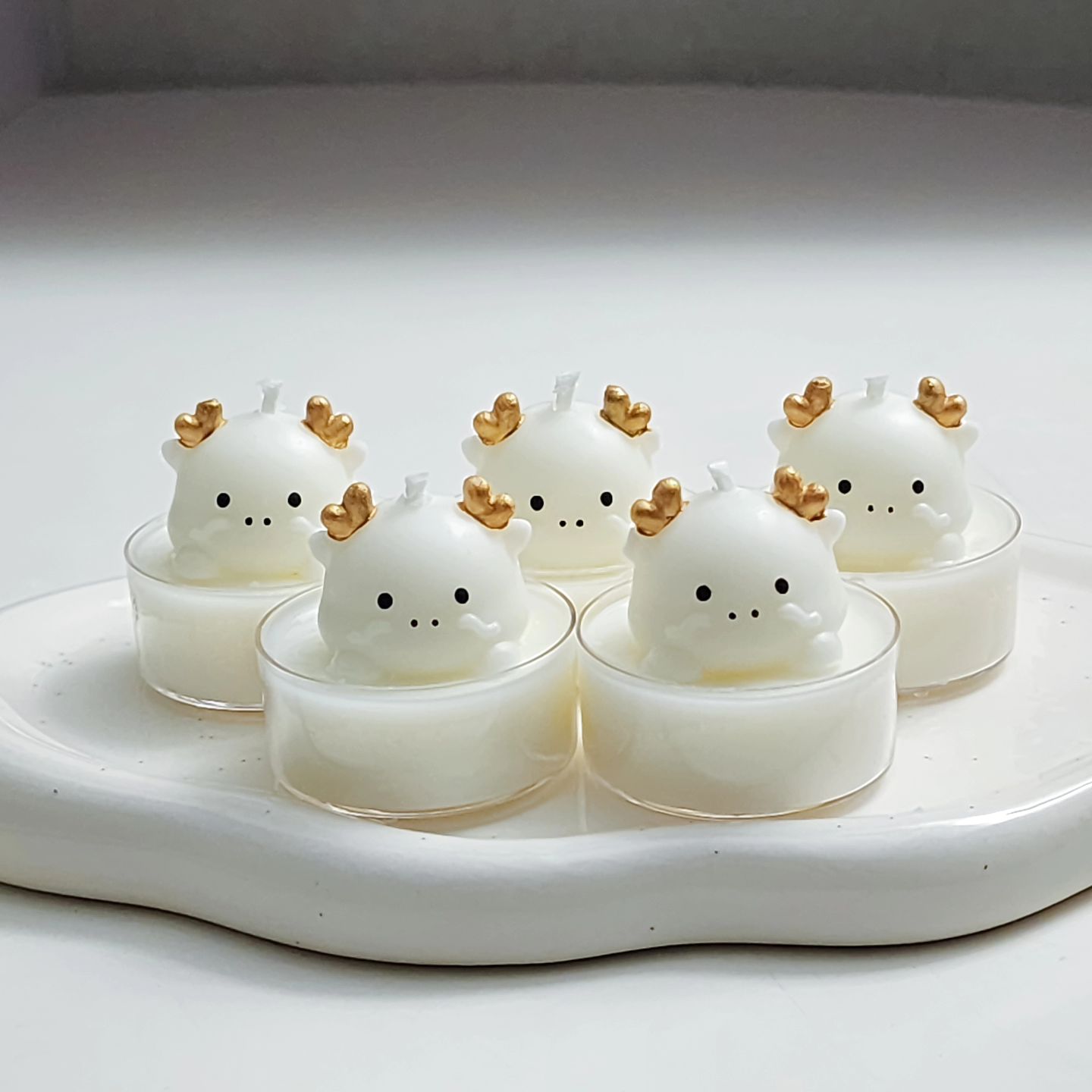 청룡의 인기에 많이 못보여드렸디만
백룡도 귀엽다구요:)
설연휴전 배송은 주문마감되었어요!
금일 주문건부터는 설연휴 이후 순차 배송예정이니
참고 부탁드립니다🙇🏻‍♀️

🏷 캔들 구매, 스스 '어뮤징마켓'
🎁 답례품 및 대량주문 문의 카카오톡 «어뮤징»
✈️ Overseas purchase 'IDUS GLOBAL'
