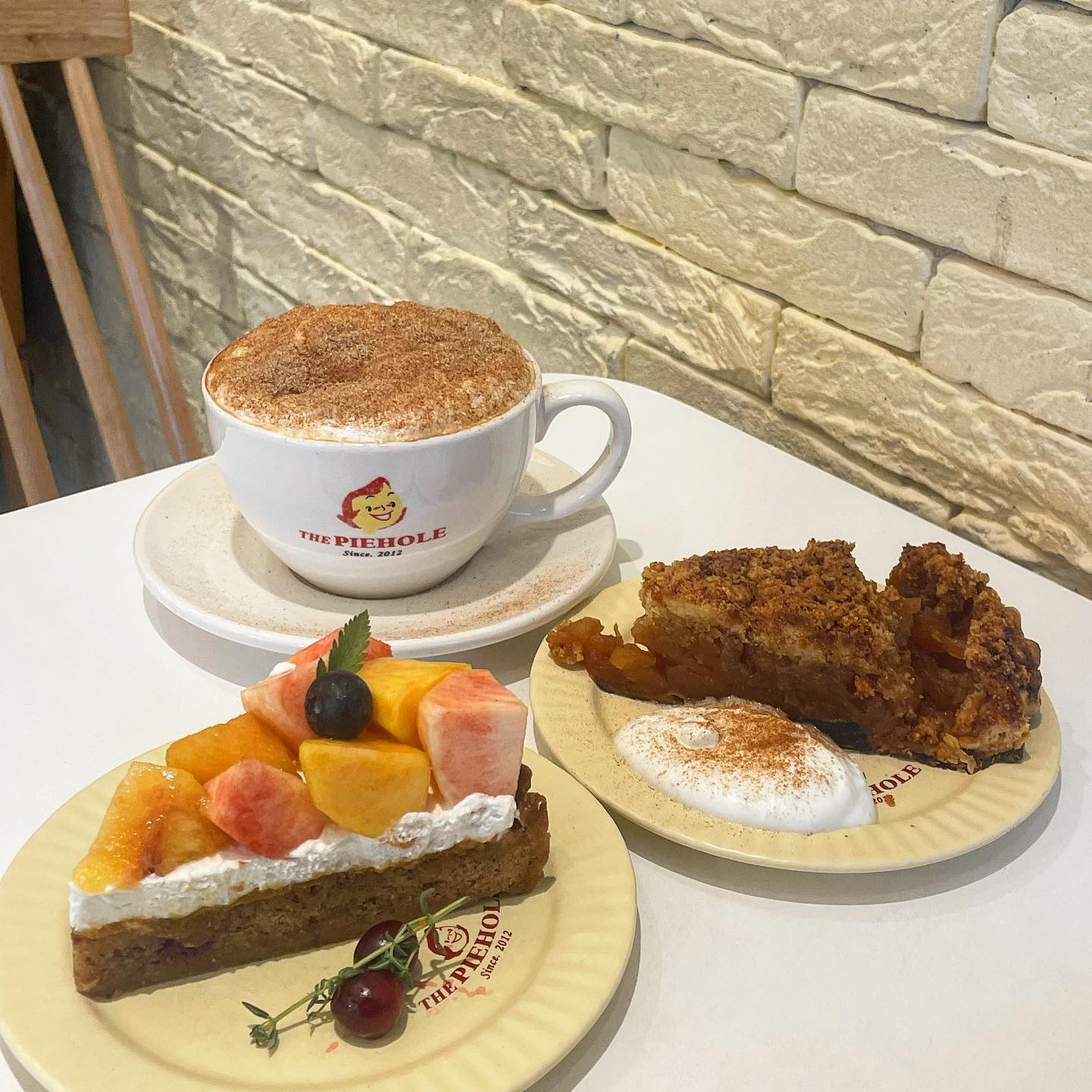 #협찬 | 홈메이드 파이를 즐길 수 있는 여기는

“파이홀“

여기는 파이 찐맛집입니다⭐️
파이 종류도 많은데 다 맛있어서 결정하는데 너무 오래걸리더라구요🤣
과일 듬쭉 올려진 파이를 보니 기분이 좋더라구요💓
재료를 아끼지 않으니 더 먹음직스러워 보여요 ㅎㅎ
파이 외에도 크럼블, 스콘, 쿠키, 브런치파이 등을 파는데
전부 먹음직스럽게 생겼어요❗️

이미 인기가 많은 곳이라 사람들이 북적였는데
2층까지 공간이 넓어서 자리는 여유로웠어요!
넓은 테이블이 있어 여럿이서 오기도 좋을 것 같아요!
1-2층 공간이 정말 이쁘게 꾸며져있고 크리스마스 분위기나요❄️✨

포장해가시는 분들도 많더라구요!
포장 상자가 귀여워서 선물하기도 너무 좋을 것 같아요🧁✨

📍파이홀
서울 서대문구 연세로5나길 20

⏰매일 11:00~22:00

✔️시나몬카푸치노 5.0
✔️통밀복숭아파이 7.0
✔️애플크럼블 6.5

#서대문맛집 #서대문구맛집 #신촌역맛집 #신촌맛집 #신촌동맛집 #소상공인지원사업#연대맛집#연대카페#이대맛집#이대카페#파이홀#이대디저트#홍대디저트#홍대카페#먹팔#맛스타그램