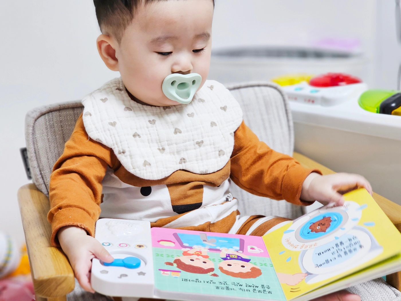 #협찬

이제 11개월이 되었다고 꽤 의젓하게
앉아서 책을 보는 모습이 어찌나 귀여운지~
또복이는 블루래빗 토이북 구성중에서도
똥이퐁당, 치카치카 사운드북을 가장 좋아하는데요 😊

아침에 엄청 징징거리고 우는 날에는 평소
좋아하는 똥이퐁당 사운드북을 꺼내줘요
그럼 혼자서 변기 물도 내려보고, 방구소리도
나게 버튼도 눌러보면서 되게 집중을 하더라고요

이렇게 블루래빗 토이북으로 아이의
생활습관은 물론이고, 변기와 친해지는 시간
양치하는 것이 재미있는 시간이라는 것을
책과 함께 인식시켜 줄 수 있어서 육아에 정말
많은 도움이 되고 있는 것 같아요
오늘도 재미있게 아침 육아 클리어 했네요~👍
_
#아기전집 #전집추천 #토이북 #블루래빗
#첫토이북 #블루래빗첫토이북 #사운드북
#아기사운드북 #아기전집 #유아전집
#아기장난감 #출산선물 #치카치카 #똥이퐁당