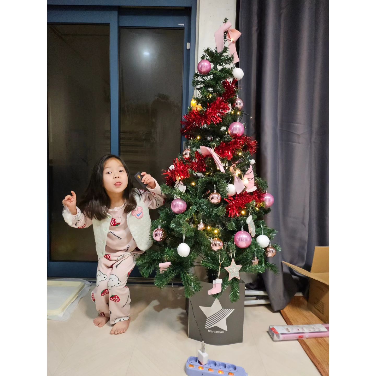 23년 크리스마스
예린이보다 큰 트리 설치도해보고
다같이모여서 파티도하고 선물도 잔뜩받고
올해도 재미난 크리스마스였다
산타할아버지가 선물도주고가셧다며 좋아한다
작년에는 아빠가 산타엿다며 눈치빨른예린이라 걸렷지만 올해는 산타가 선물만 두고 갔다고했더니 믿는다 ㅋㅋ
.
.
.
.
.
.
.
.
#23년 #크리스마스 #트리#잘보냈다 #23년잘가 #24년 #새해복많이받으세요🙇 
#육아 #일상 #소통 #좋아요