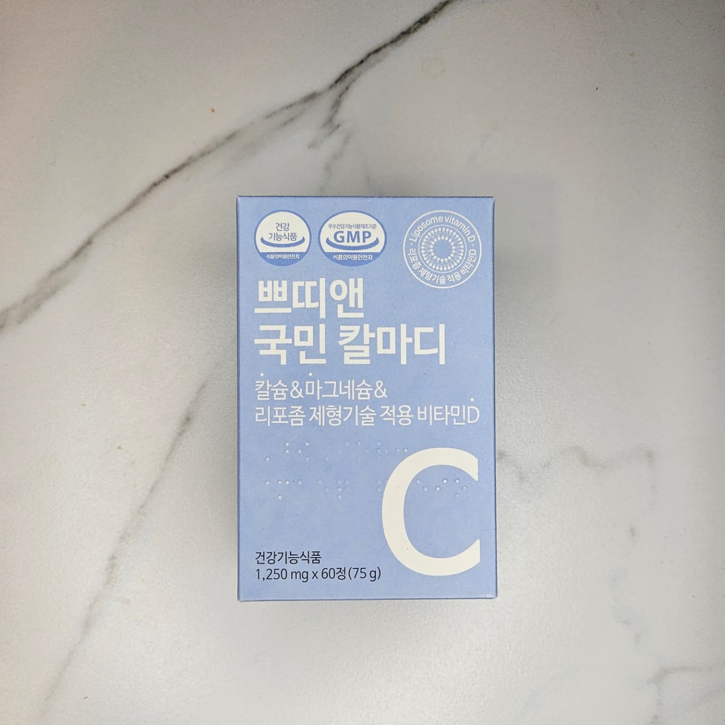 #협찬 "쁘띠앤 리포좀 국민 칼마디"
🌿 하루 2정으로 뼈 건강과 면역력을 함께 챙기세요! 🌿
건강 관리, 간편하게 시작할 수 있습니다! 😊

제품 특징
✔️ 리포좀 칼마디로 업그레이드된 흡수율
✔️ 칼슘 + 마그네슘 + 비타민D 3 in 1 포뮬러
✔️ 칼슘:마그네슘 2:1 황금 비율로 설계
✔️ 건조효모 비타민D3 사용으로 흡수율 UP
✔️ 해조칼슘 + 유청칼슘으로 위에 부담 없이 섭취 가능
✔️ 영국산 해조칼슘 & 네덜란드산 유청칼슘 사용

섭취 방법
하루 2정으로 간편하게 뼈 건강과 면역력을 함께! 💊

구매율 1위 국민템
건강을 위한 믿음직한 선택, 많은 분들이 사랑하는 국민템! 🌟

#쁘띠앤 #국민칼마디 #칼마디 #칼슘 #마그네슘 #비타민D #칼마디추천 #임산부영양제 #영양제추천 #영양제추천 #리포좀칼마디