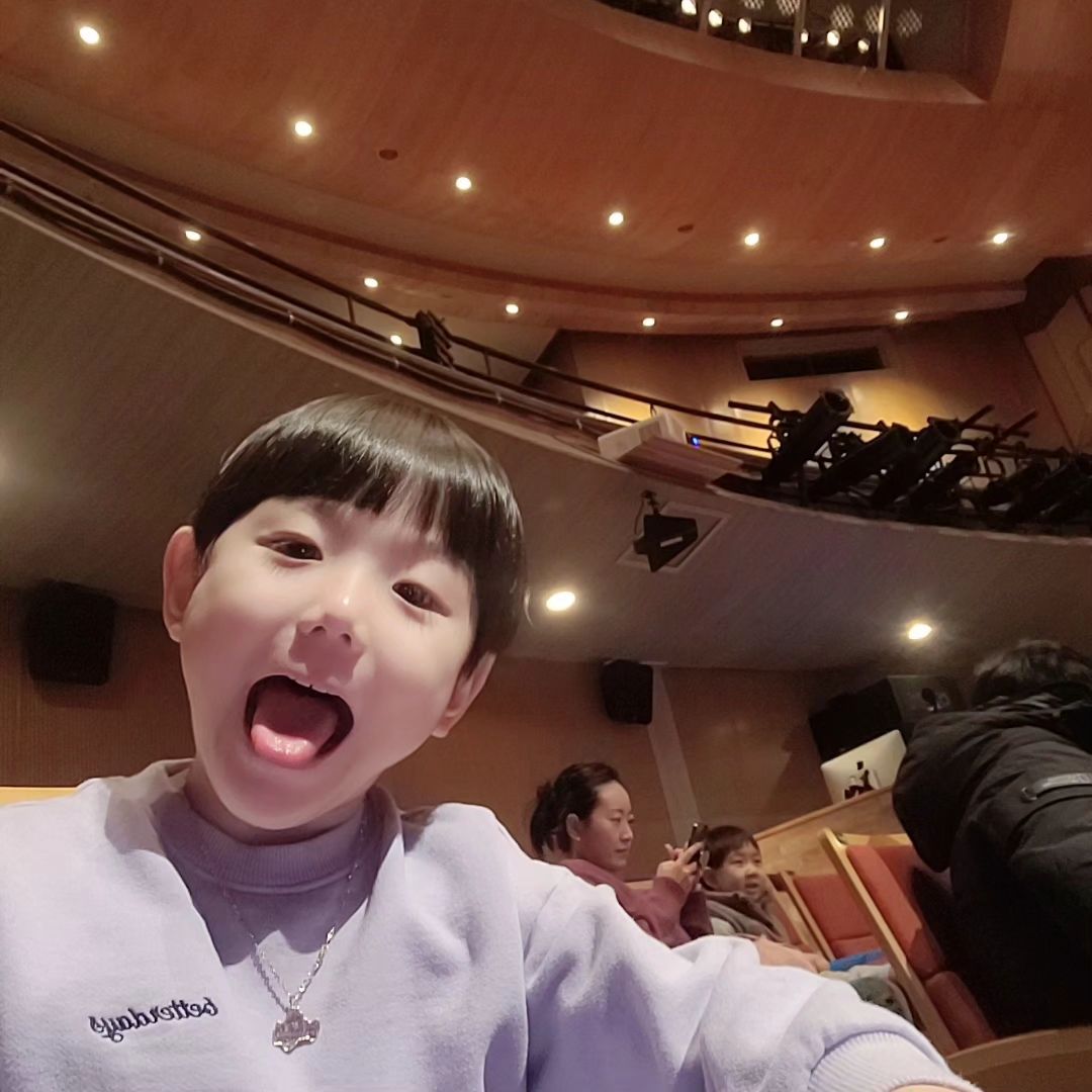 한결이랑 데이트♡
첫 어린이 뮤지컬! 같이 재미있게봤네♡

#너랑있음행복해 #아들과데이트