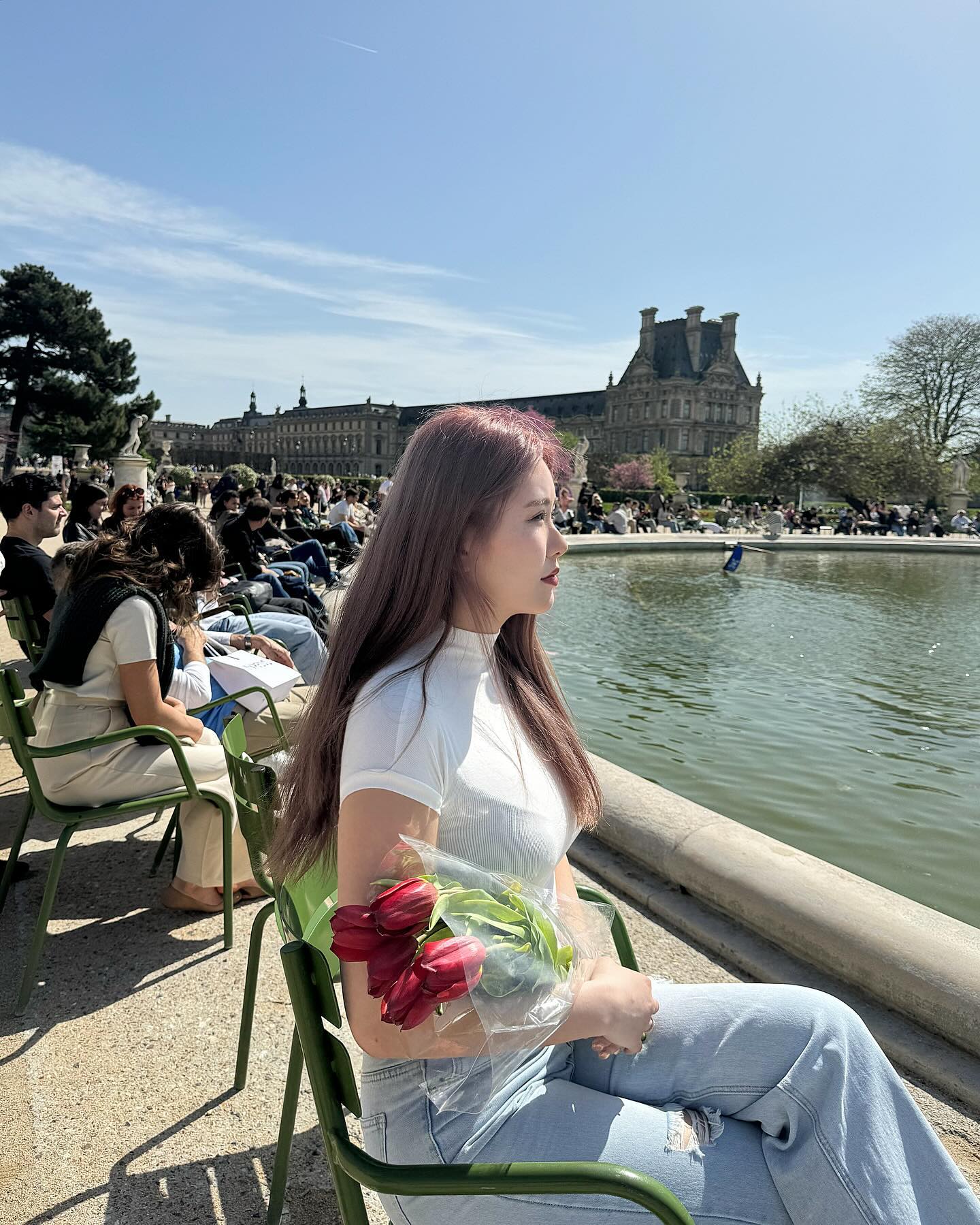정신없던 파리 일정 중 제일 행복했던 날의 기록 ,

공원에서 평화롭던 사람들 사이에서 낮부터 한병 두병 그렇게 다섯병 
해가 지고 재즈바에 가기전에 이미 취해있던 우리 ,, 🫶🏻

마트에서 산 컵을 두고와도 아무도 안챙겼어 ? 하면서 그냥 웃어넘기고
내가 빵을 떨어트려도 그냥 먹음되지 ! 라며 쿨하게 집어들어주고
인생사진 찍어야한다며 걸을때마다 예쁘다고 틈틈히 사진 찍어주고
돌아가면서 서로 우당탕탕 흘리고 떨어트리고 난리였지만 
그냥 쿨하게 웃으면서 다 좋다던 우리 그래서 더 좋았다 !