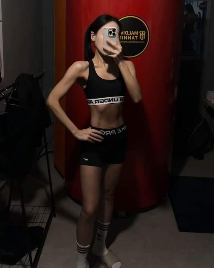 #오운완 그리고 오태완 🍫💪🏻

나… 더이상 못 빼겠어여 ㅎ 
담주에 엽떡 짜장면 수제쿠키 버터바 기타등등
내 단골 카페 사장님들 딱 기다려 😤
수분작업만 하고 가게생김 ㅎ 

어휴🥹