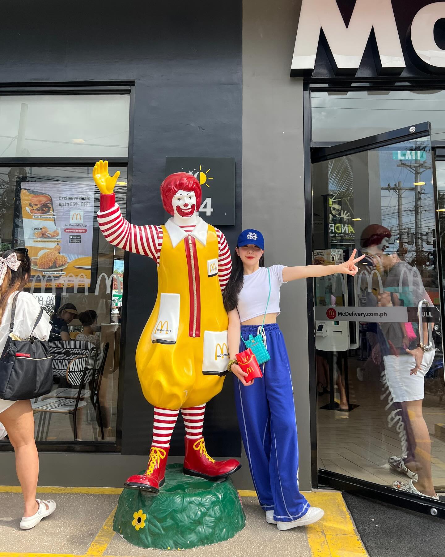 11일 낮 두 시에 공항에 도착해서 픽업차량 타고
헤난 알로나비치 리조트에 짐 맡기고서
도보로 5분 거리인 보홀 맥도날드에서 첫 끼 🍔🍟
빅맥, 더블치즈 세트 먹었는데 감튀는 한국보다 맛있다!
필리핀푸드 거부쟁이인 나,, 햄버거는 쏘쏘하게 잘 먹음~
첫 날 봤던 저 길거리 멍멍이 막날까지 봄ㅋㅋㅋㅋ