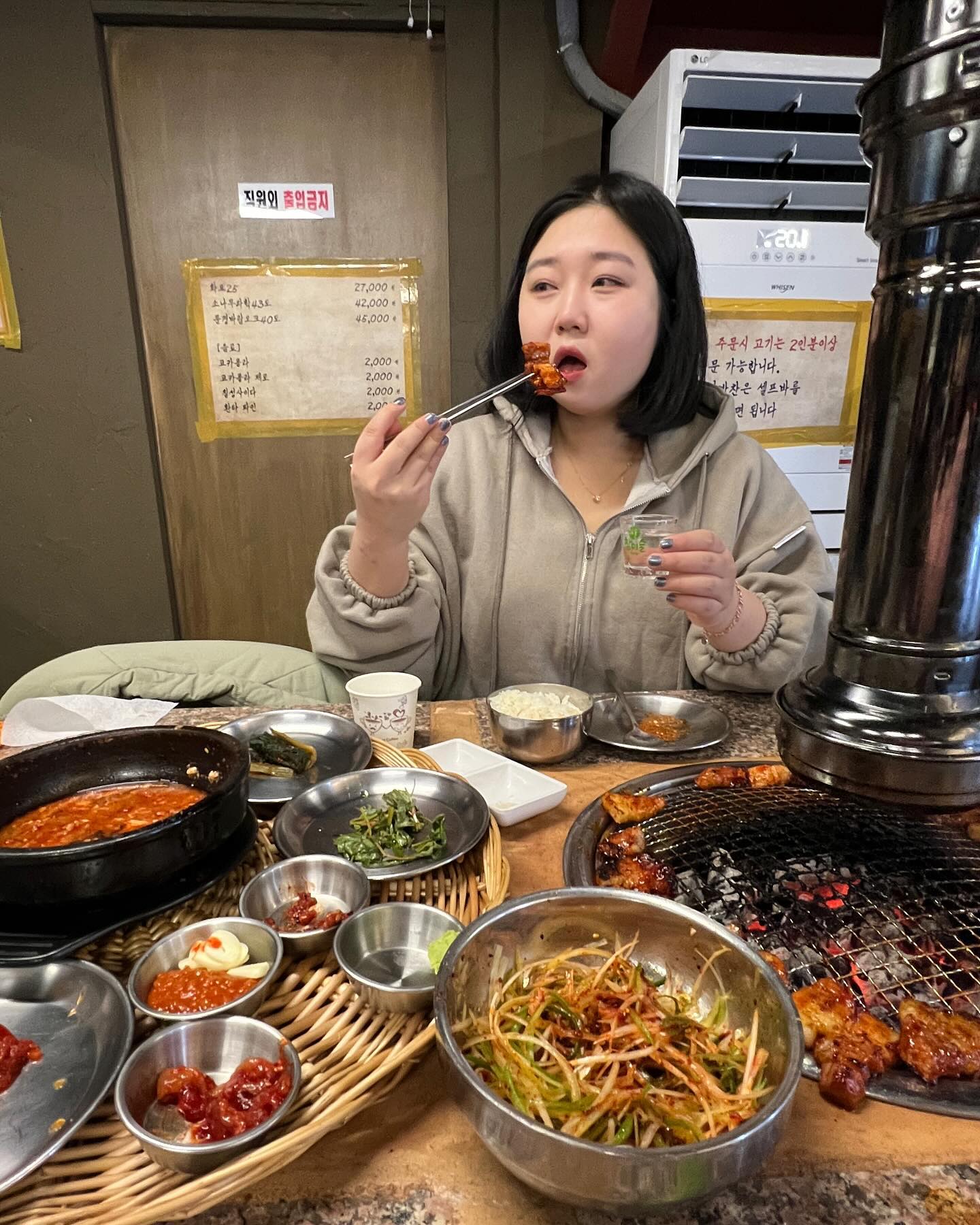 #협찬
삼겹살 먹으려다가
고추장삼겹살 먹고 만족하고온
화정동 맛집 금수산방

삼겹살 두께도 두껍고
양념도 매콤하니 맛있어서
고기 먹을 때 밥 안 먹는 타입인데
밥에 절로 손이 가더라고요 ㅋㅋ

특히 이 집 순두부찌개 진짜 사기
한 입 먹자마자 이거에
소주 안마심 유죄다 싶어서
바로 한 병 주문한건 안 비밀 ~

조만간 또 삼겹살 먹으러 와야징🙉
아참! 스크린두 있어서 축구보면서
삼쏘하기도 좋아유 🩵

#금수산방 #광주맛집 #광주고기집 #광주삼겹살 #화정동맛집 #화정동삼겹살 #광주화정동맛집 #광주화정동삼겹살 #농성역맛집 #광주유스퀘어맛집
