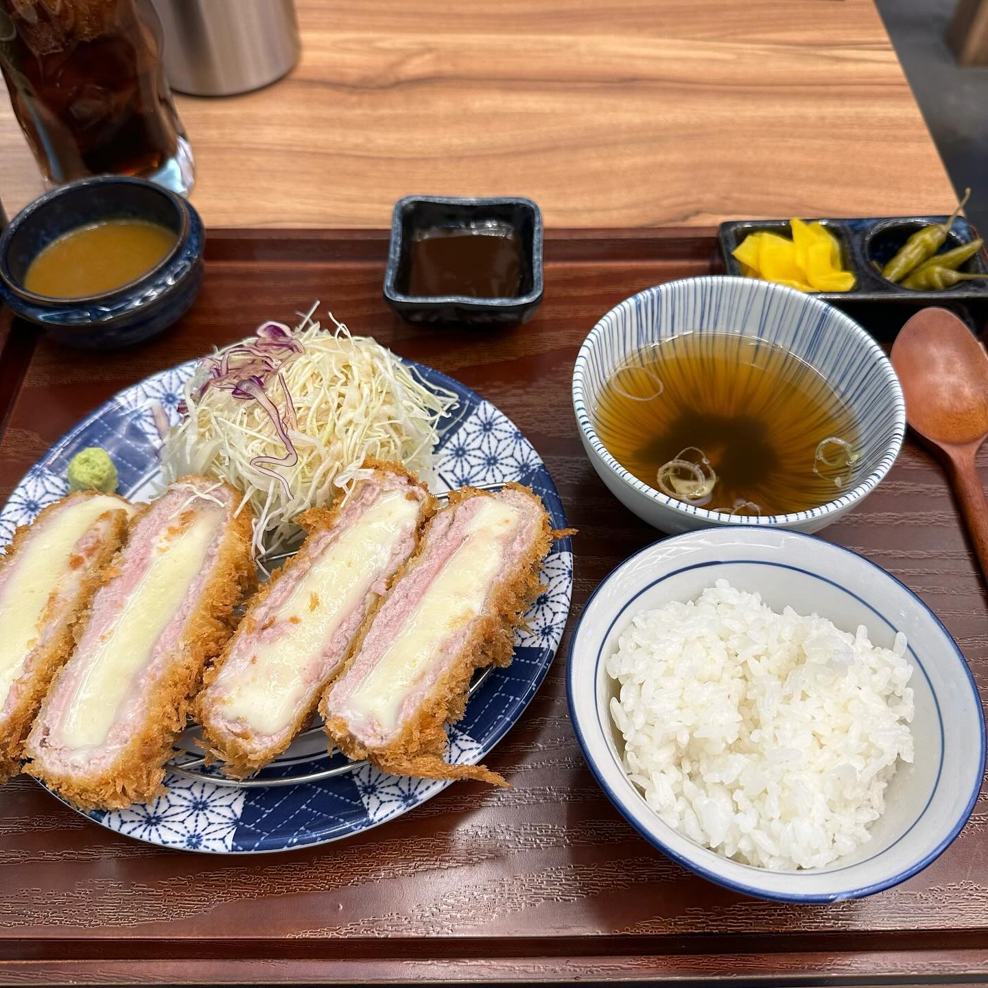 🐥판교_ #카츠쇼쿠도우판교점 

병원 다녀올때마다 지나치는 블루리본 맛집이 있는데요! 바로 카츠 쇼쿠도우 입니다! 주차장에 주차하고 올라가면서 여기 한번 가봐야겠다 해서 보기만 했는데 저녁밥 뭐먹을까 하다가 다녀왔어요! 혼밥으로 다녀왔는데 혼밥하기도 좋고 직장인분들 간단하게 가서 먹기도 좋을것같다 생각했답니다! (੭˙ ˘ ˙)੭

저는 금요일 퇴근시간 끝나고 다녀와서 그런지 사람이 많지가 않았었는데요! 저는 한정판매인 모짜렐라 치즈카츠 주문했답니다! 한정판매여서 못먹으면 우짜나 싶었는데 가능해서 너무 다행이다 싶었어요! (ง˙∇˙)ว
모짜렐라 치즈카츠 주문하면 쇼쿠도우만의 특제 유자와사비를 맛있게 조합해서 만든 소스와 카레 소스를 주시는데 둘다 너무 맛았더라구요!! 사실 돈까스 많이 먹으면 살짝 느끼한감이 있어서 무조건 콜라 다마시도도 남는데요! 치즈도 소스도 맛있어서 그런지 맛있게 냠냠했답니다! 예랑이가 아닌 이젠 남편도 델꼬가서 같이 먹고싶었어요! 

돈까스 말고도 메뉴가 다양했는데 양이 많다보니 돈까스 하나만 주문한게 아쉬워서 남편 데리고 또 다른 메뉴 먹으러 다녀와봐야겠어요!! 돈까스 사랑하신다면 모짜렐라 카츠 먹으러 달려가세요!!! 

🍖모짜렐라 치즈카츠 : 15000원

📌경기 성남시 분당구 판교역로 152 알파돔타워3 지하1층 9호
📌월 - 금 11:30 ~ 21:30(라스트 오더 20:30)
 토 - 일 11:30 ~ 21:00(라스트 오더 20:00)