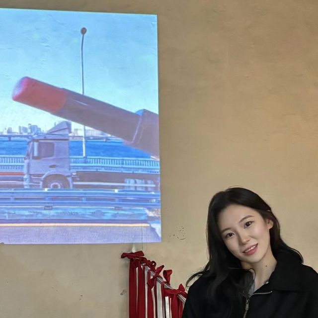 서에오 on Instagram: "#광고 #무신사 #아이러니포르노화이트라인 투웨이 지퍼를 사용하여 다양한 스타일링 연출 가능한 오버핏 비건스웨이드 자켓🩶"